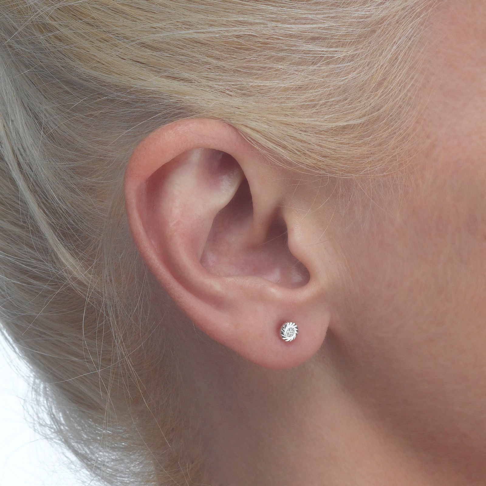 עגילים צמודים מזהב לבן 14 קראט - עיגול קטיה - קטן עגילים צמודים מזהב לבן 14 קראט - עיגול קטיה - קטן