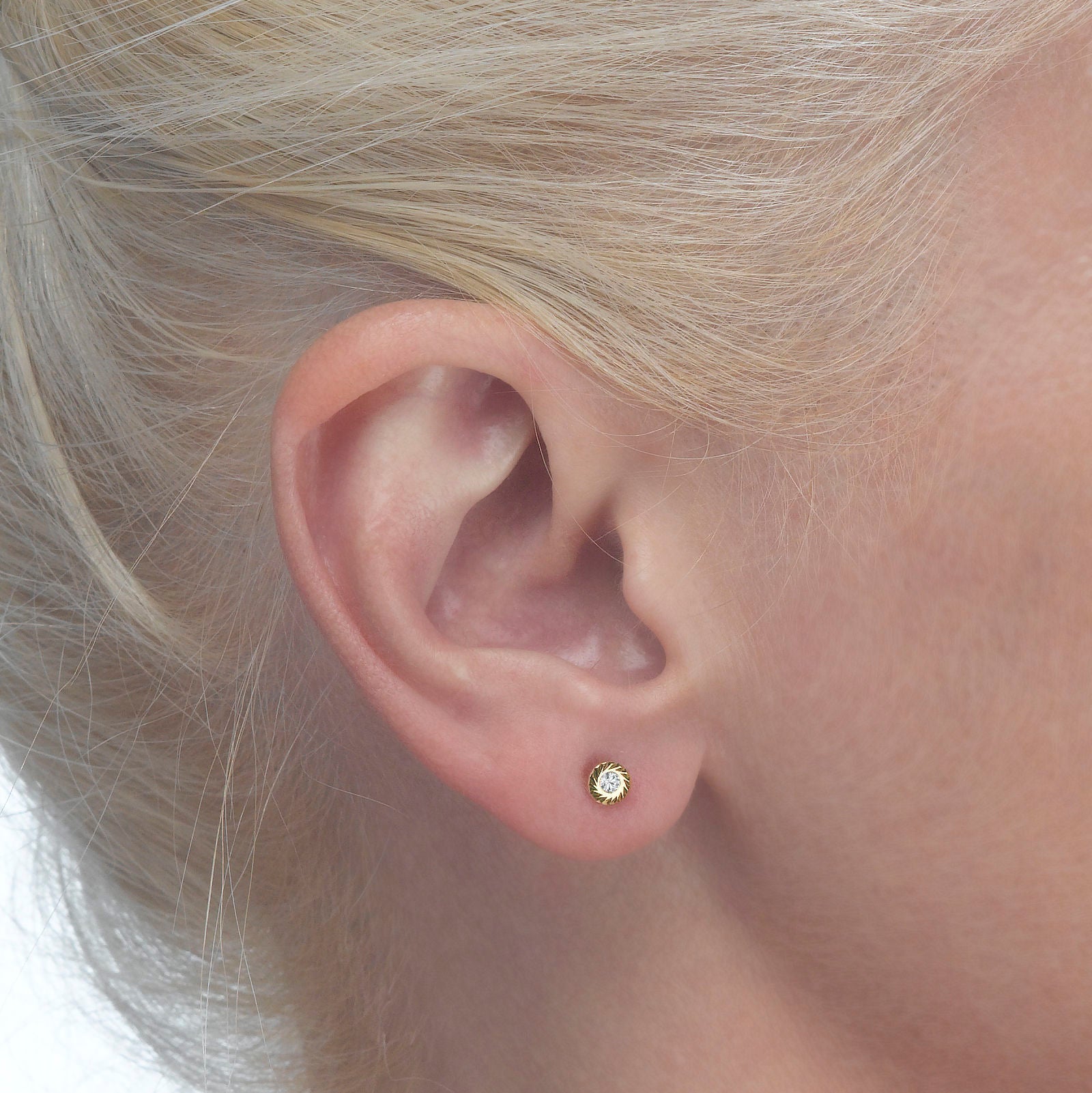 עגילים צמודים מזהב צהוב 14 קראט - עיגול קטיה - קטן עגילים צמודים מזהב צהוב 14 קראט - עיגול קטיה - קטן