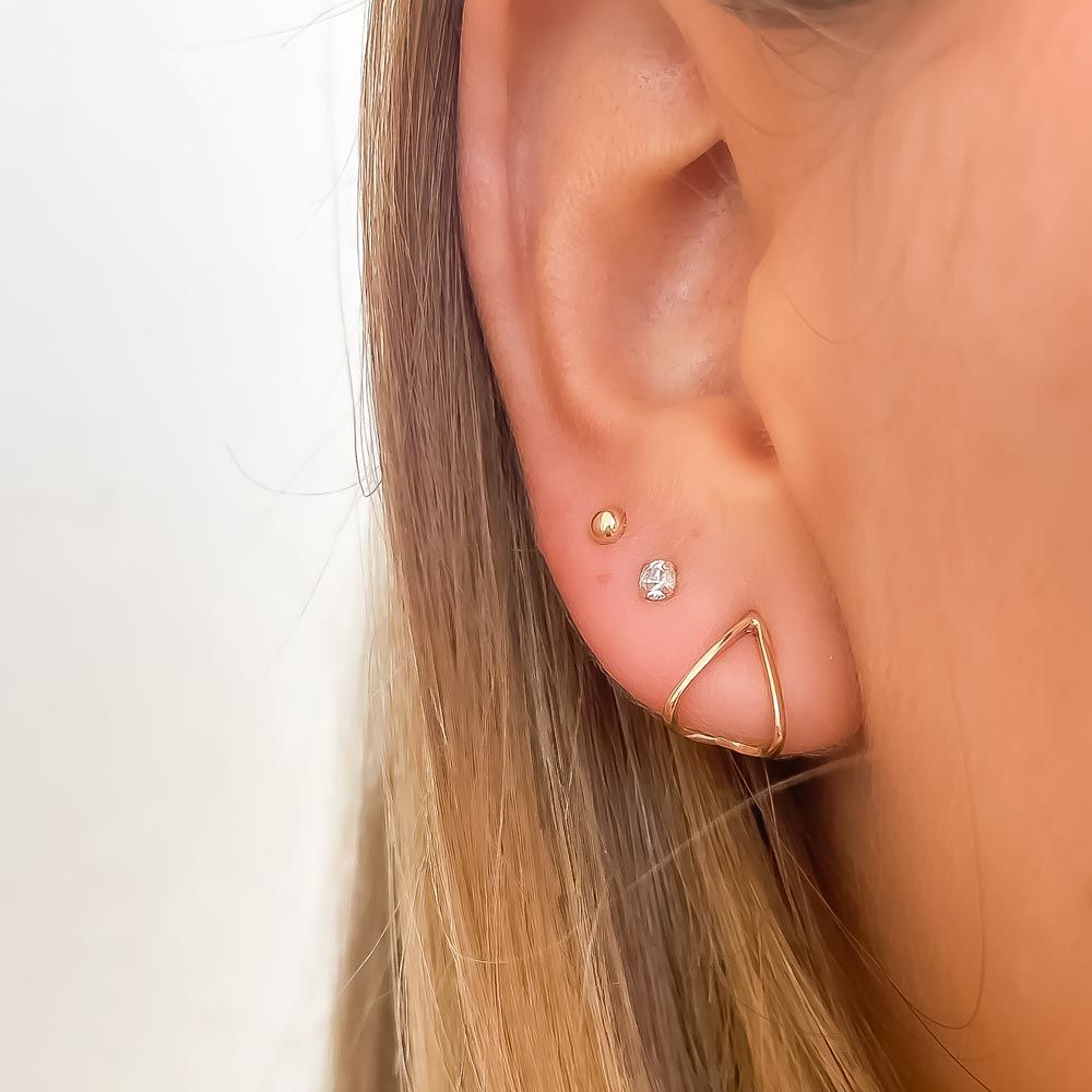 עגילים צמודים מזהב צהוב 14 קראט - טיפה חובקת עגילים צמודים מזהב צהוב 14 קראט - טיפה חובקת