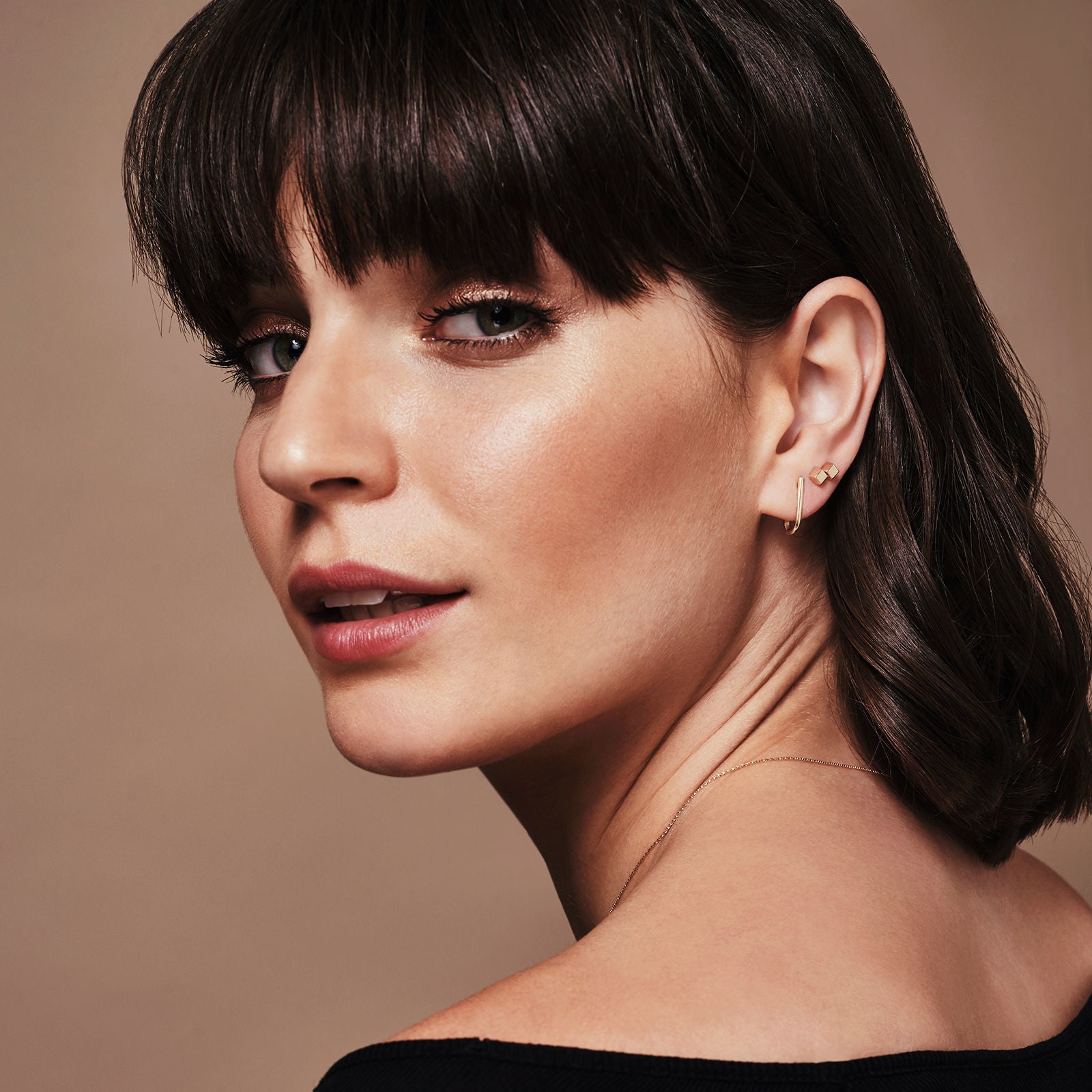 עגילים צמודים מזהב צהוב 14 קראט - וו הזהב עגילים צמודים מזהב צהוב 14 קראט - וו הזהב