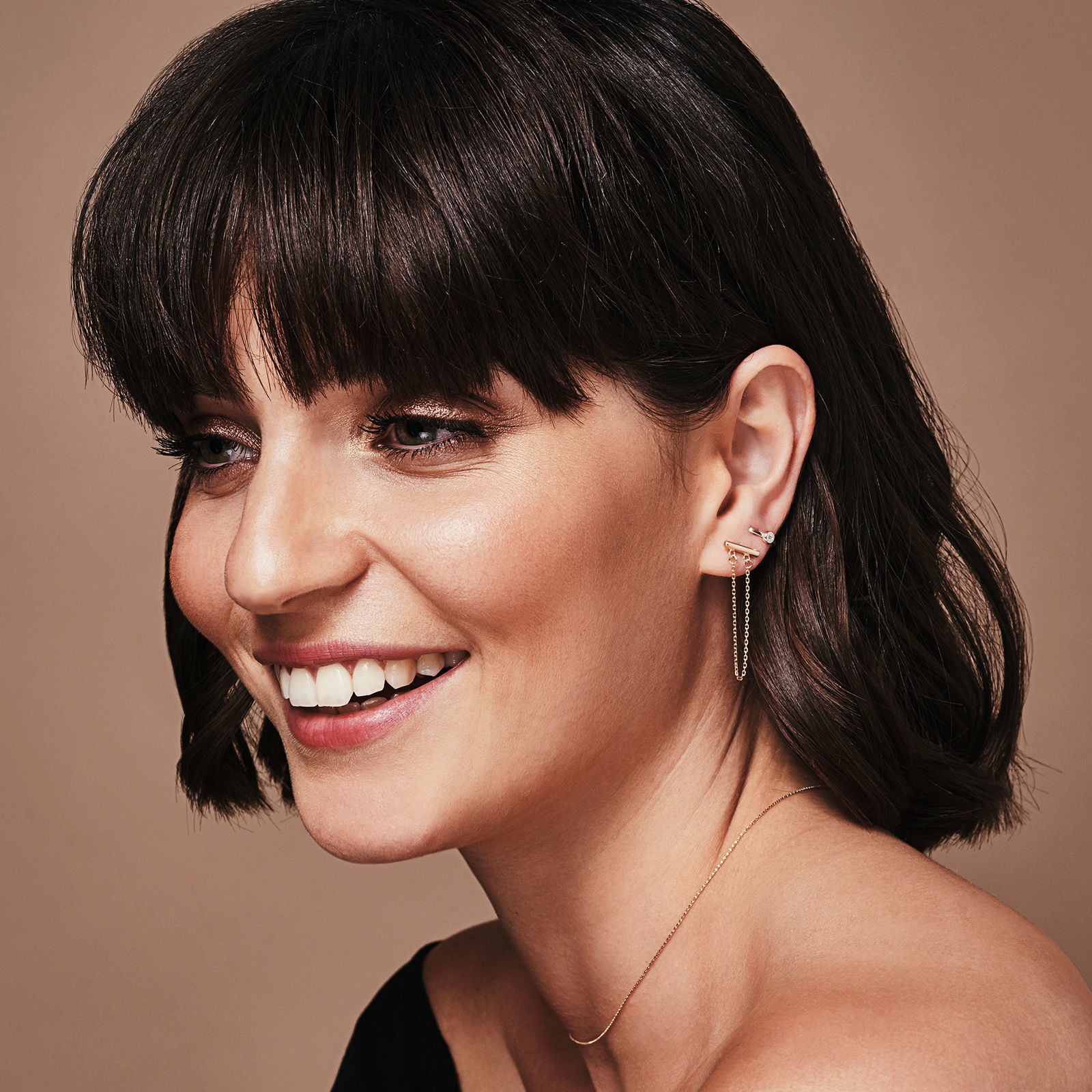 עגילים צמודים ארוכים מזהב צהוב 14 קראט - מושכות הזהב עגילים צמודים ארוכים מזהב צהוב 14 קראט - מושכות הזהב