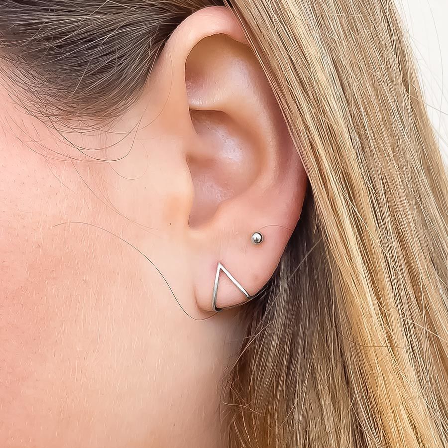 עגילים צמודים מזהב לבן 14 קראט - טיפה חובקת עגילים צמודים מזהב לבן 14 קראט - טיפה חובקת