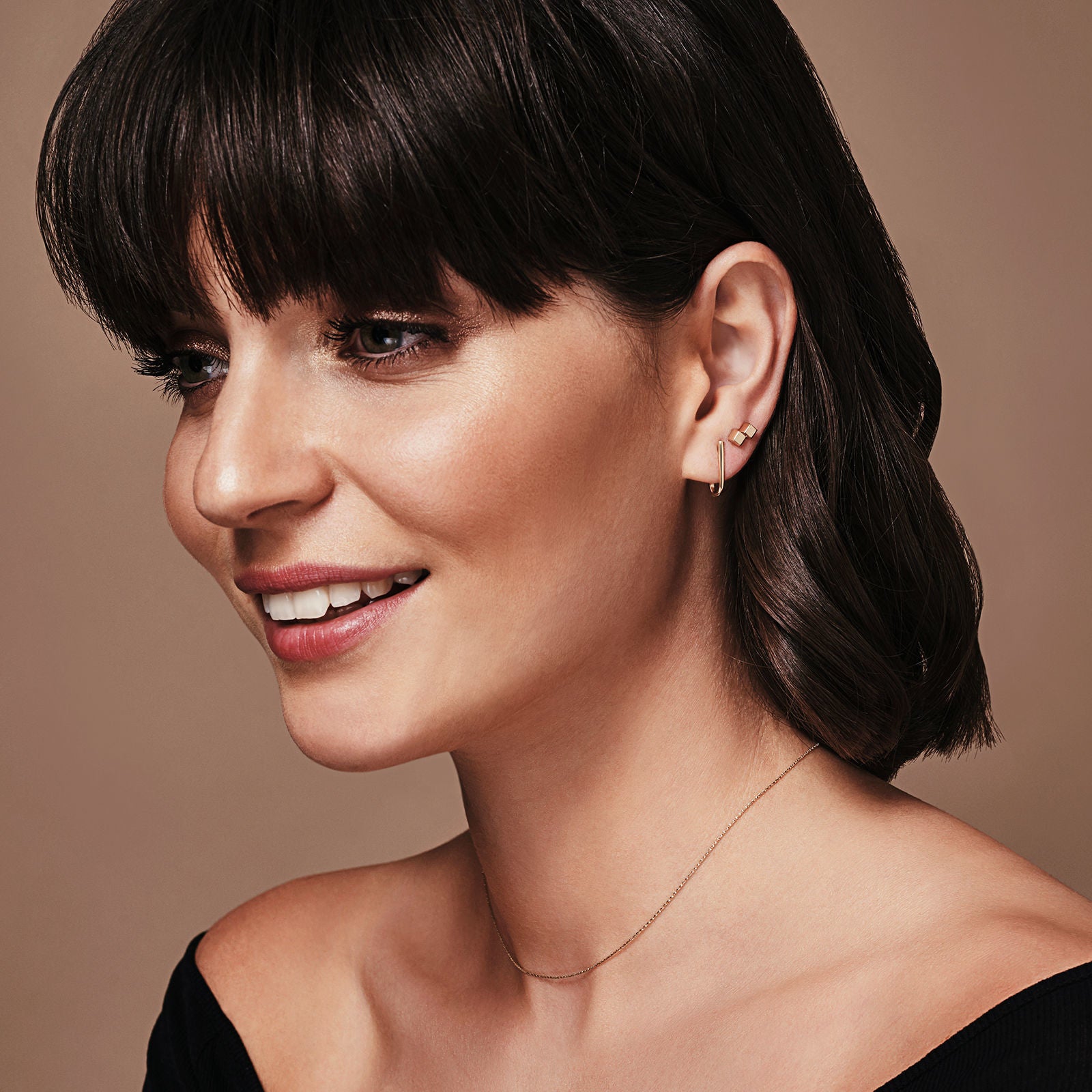 עגילים צמודים מזהב לבן 14 קראט - וו הזהב עגילים צמודים מזהב לבן 14 קראט - וו הזהב