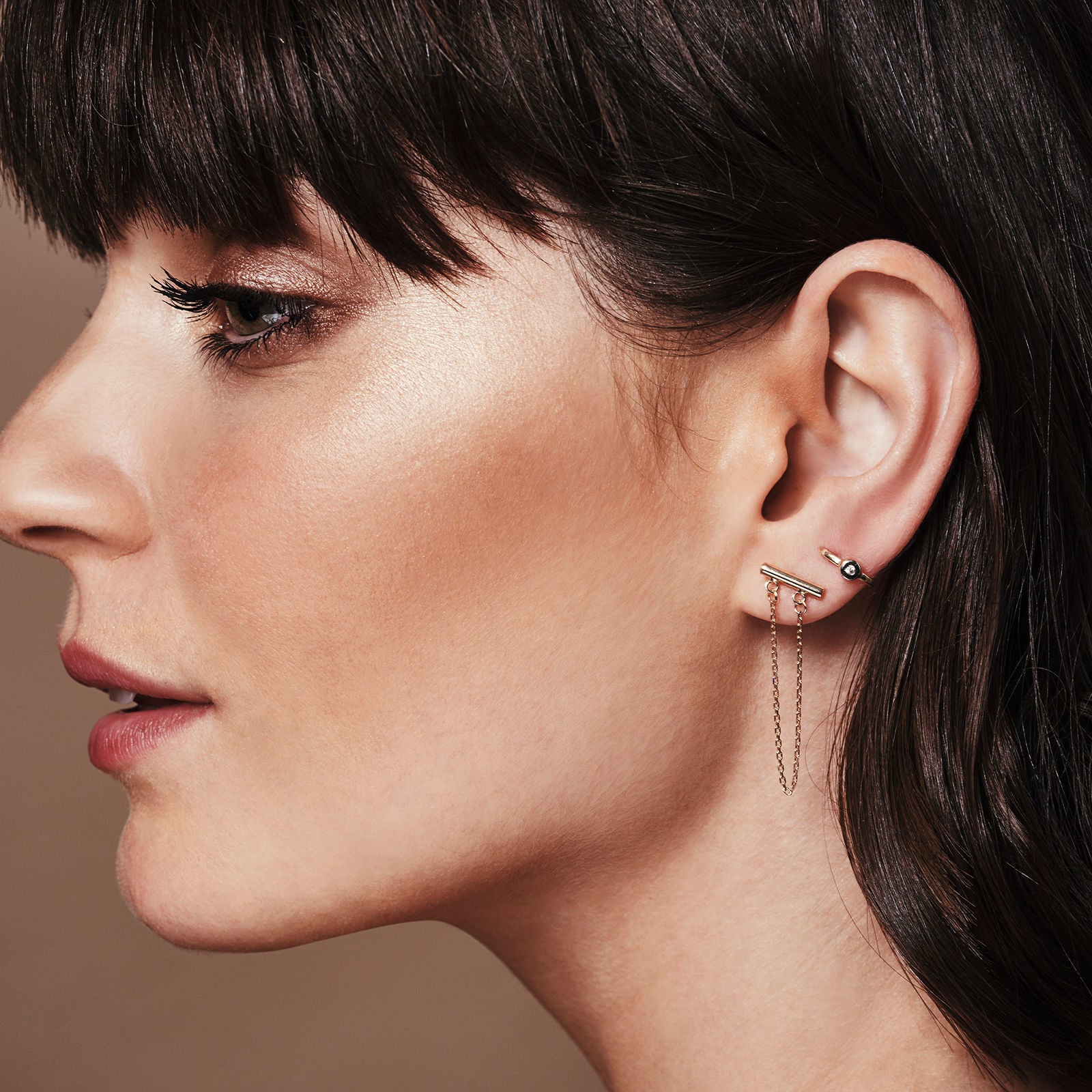 עגילים צמודים ארוכים מזהב לבן 14 קראט - מושכות הזהב עגילים צמודים ארוכים מזהב לבן 14 קראט - מושכות הזהב