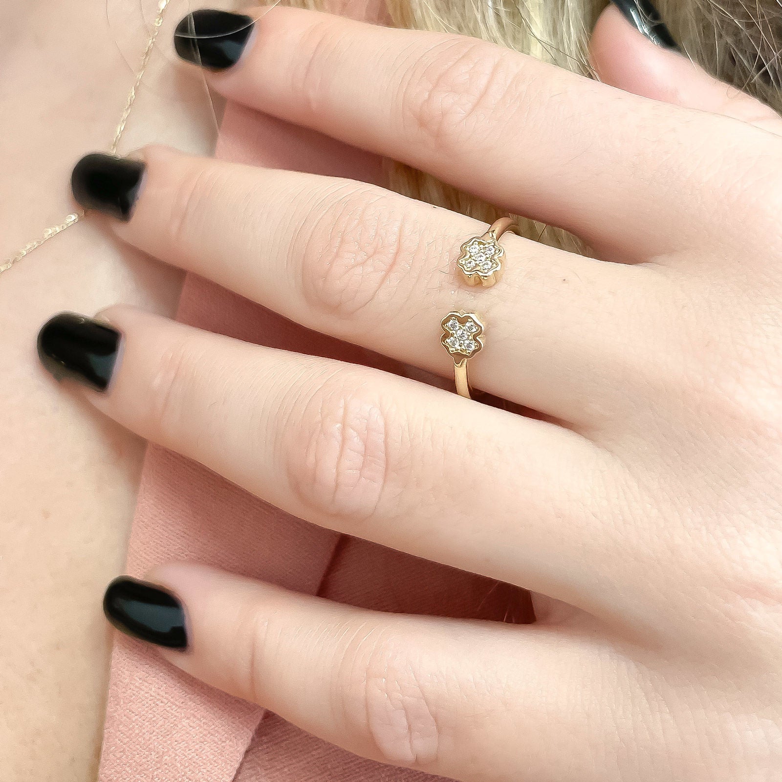 טבעת פתוחה מזהב צהוב 14 קראט - תלתנים נוצצים טבעת פתוחה מזהב צהוב 14 קראט - תלתנים נוצצים