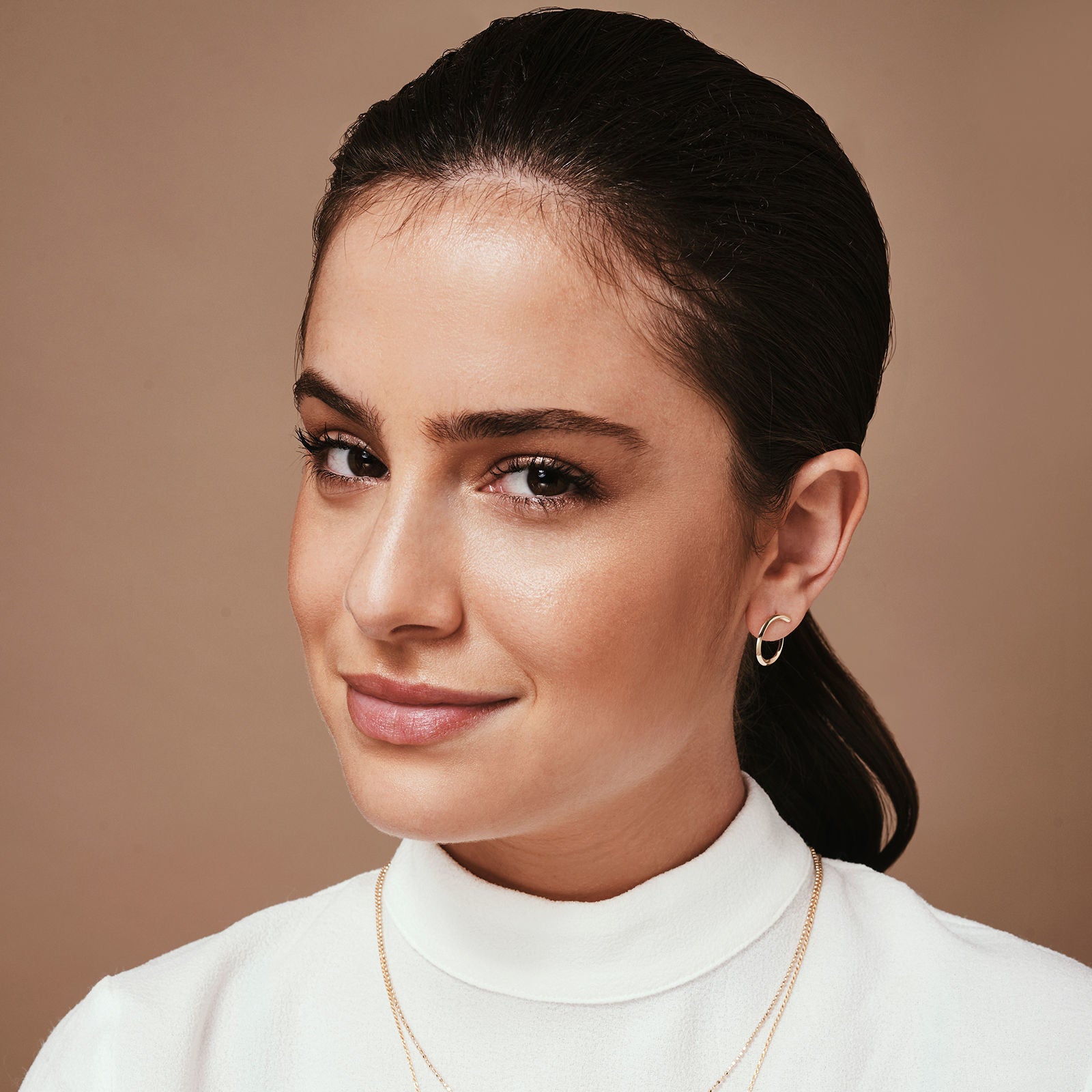 עגילים צמודים מזהב לבן 14 קראט - סאנרייז גדול עגילים צמודים מזהב לבן 14 קראט - סאנרייז גדול