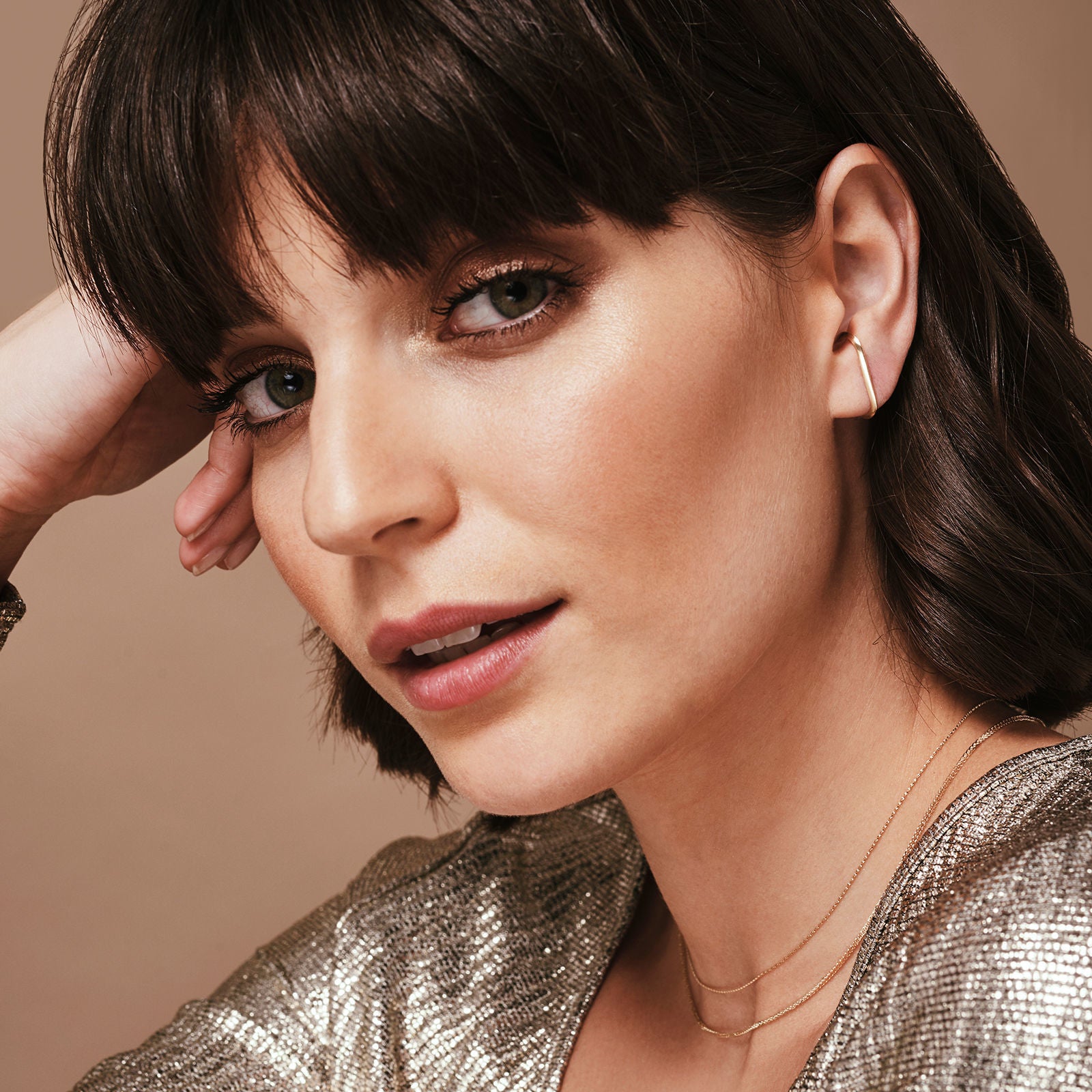 עגילים חובקים מזהב צהוב 14 קראט - טוויסט עגילים חובקים מזהב צהוב 14 קראט - טוויסט