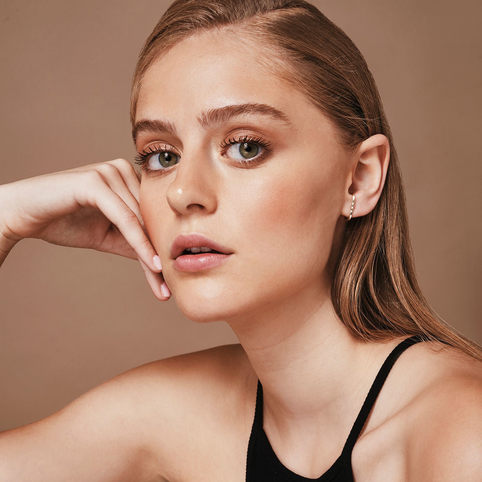 עגילי יהלום חובקים מזהב לבן 14 קראט - טוויסט עגילי יהלום חובקים מזהב לבן 14 קראט - טוויסט