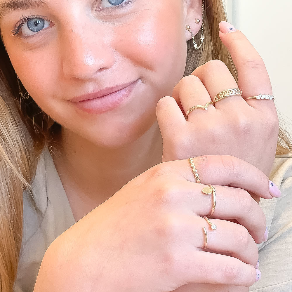 טבעת מזהב צהוב 14 קראט - וי עדין טבעת מזהב צהוב 14 קראט - וי עדין