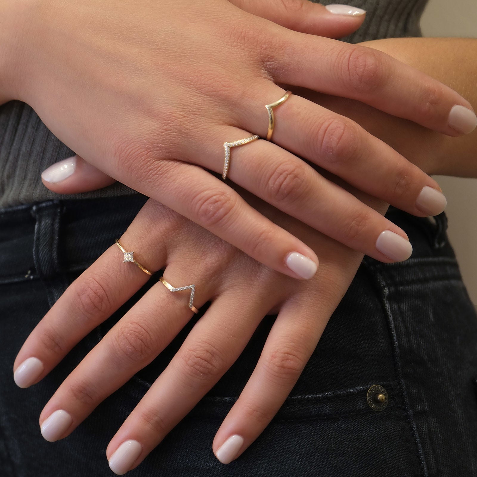 טבעת מזהב צהוב 14 קראט - וי קטן עם זירקונים טבעת מזהב צהוב 14 קראט - וי קטן עם זירקונים