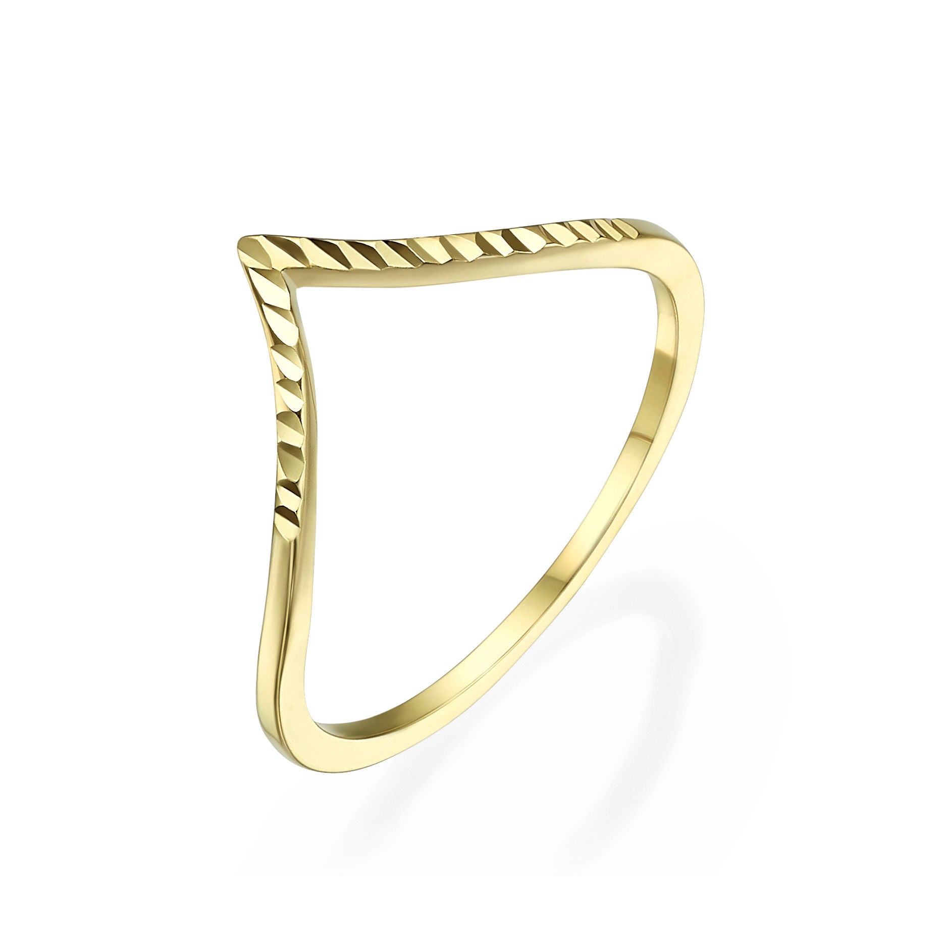 טבעת מזהב צהוב 14 קראט - וי מבריק טבעת מזהב צהוב 14 קראט - וי מבריק