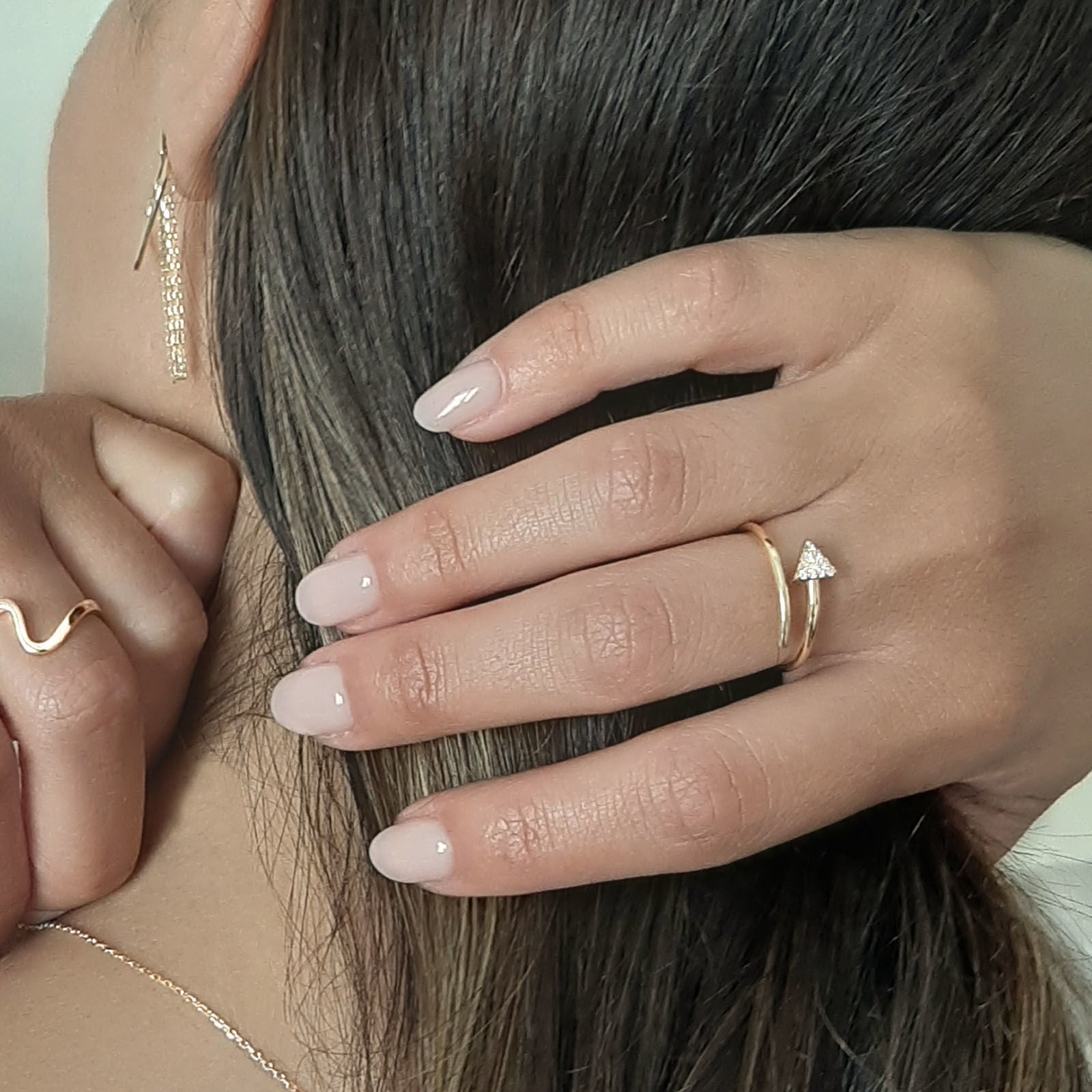 טבעת פתוחה מזהב צהוב 14 קראט - חץ מנצנץ טבעת פתוחה מזהב צהוב 14 קראט - חץ מנצנץ