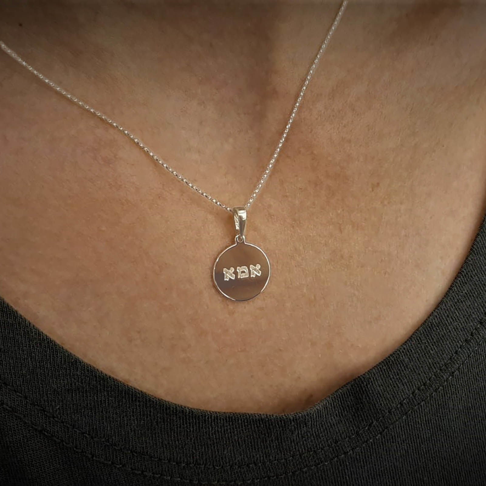 שרשרת mom בעיצוב אישי מזהב לבן 14 קראט - חותם אמא שרשרת mom בעיצוב אישי מזהב לבן 14 קראט - חותם אמא