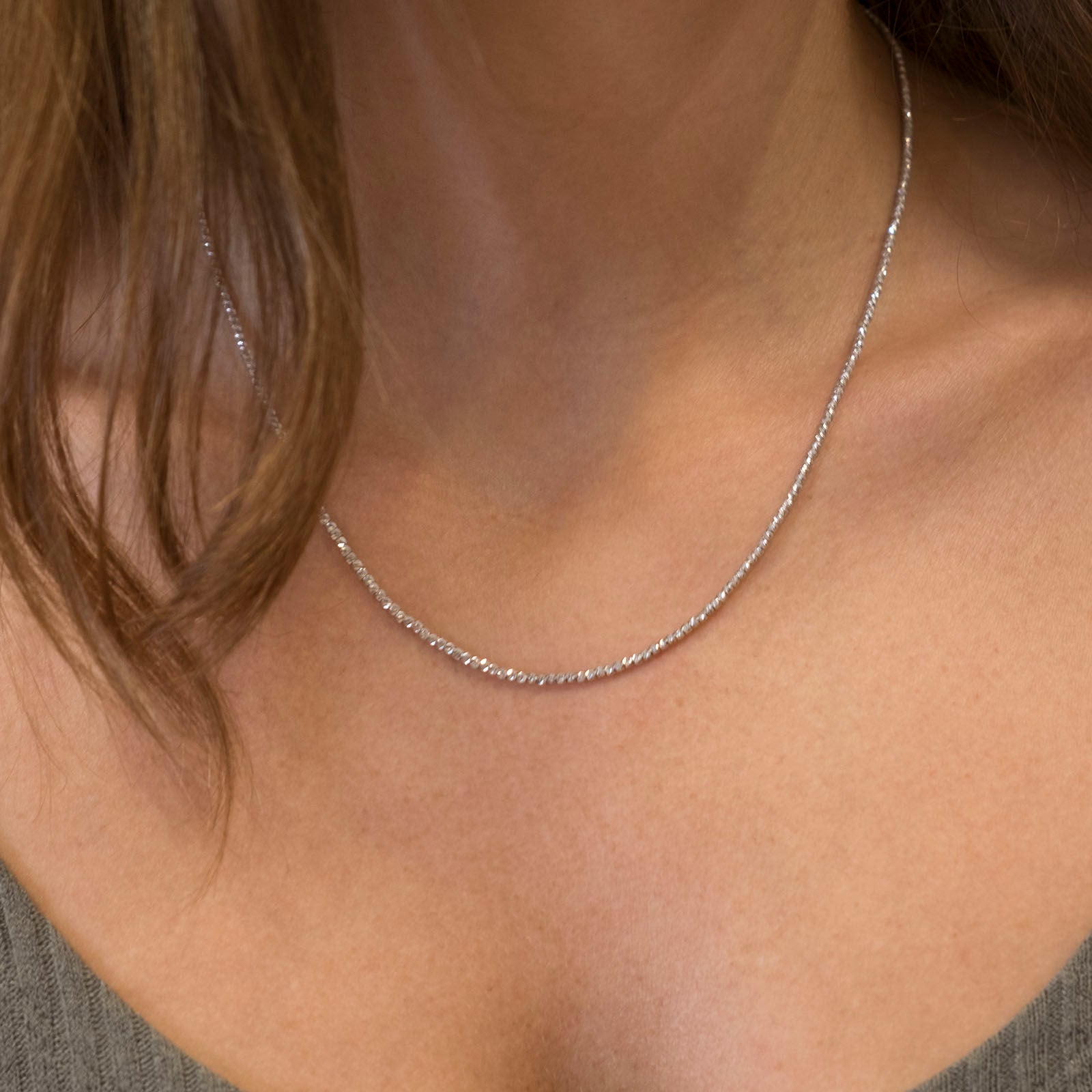 שרשרת לאישה מזהב לבן 14 קראט - כדורים שרשרת לאישה מזהב לבן 14 קראט - כדורים