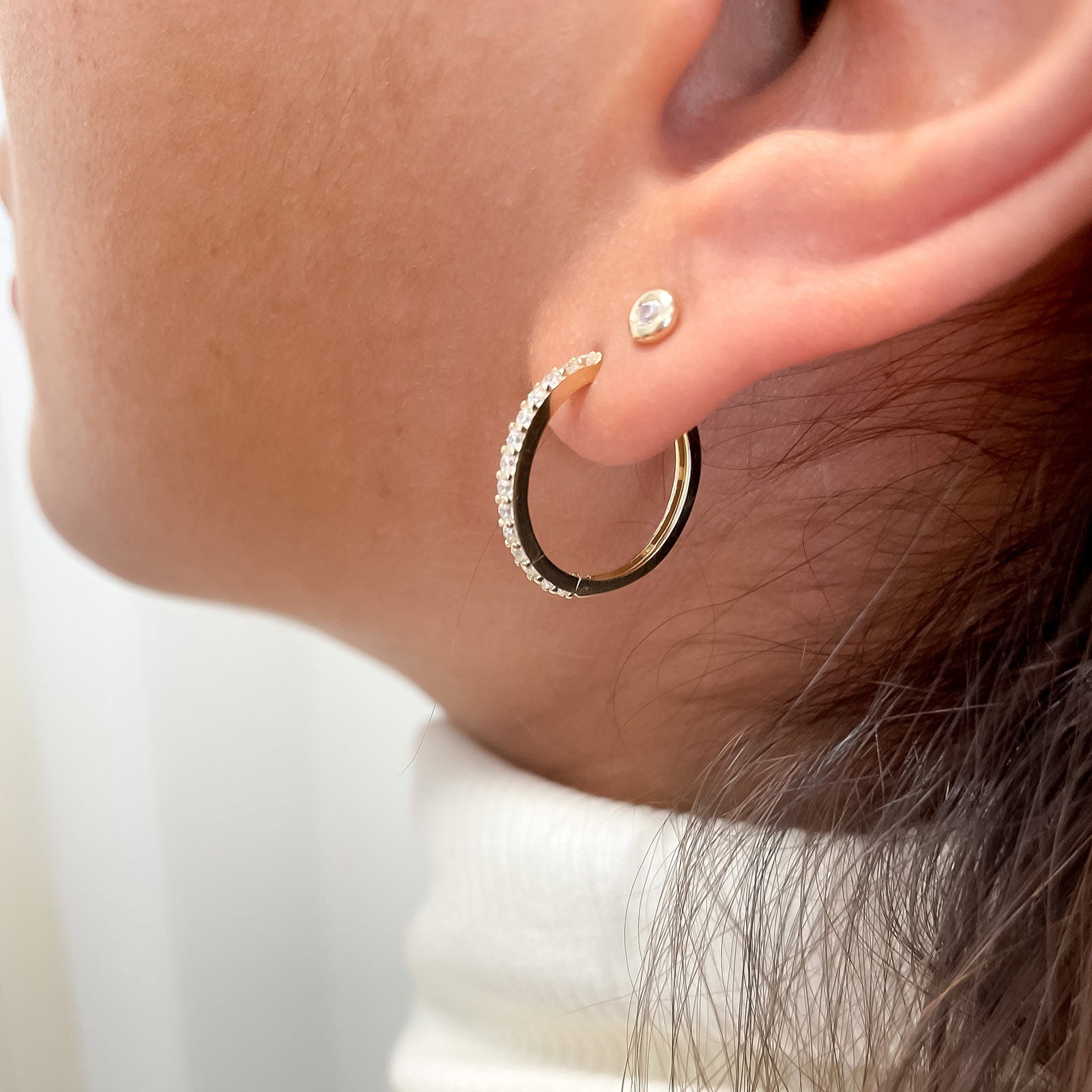 עגילי חישוק מזהב צהוב 14 קראט  - חישוק אתנה מנצנץ עגילי חישוק מזהב צהוב 14 קראט  - חישוק אתנה מנצנץ