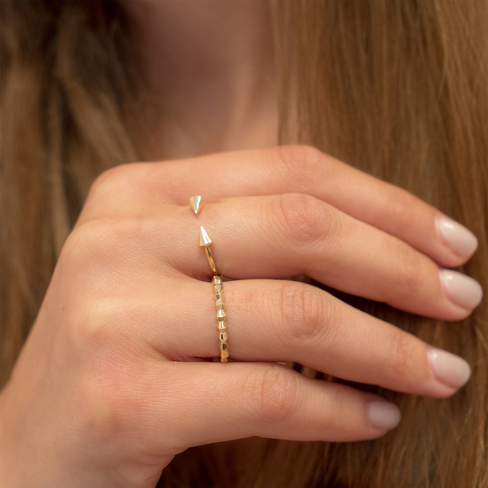 טבעת פתוחה מזהב צהוב 14 קראט - חצים מסתובבים טבעת פתוחה מזהב צהוב 14 קראט - חצים מסתובבים