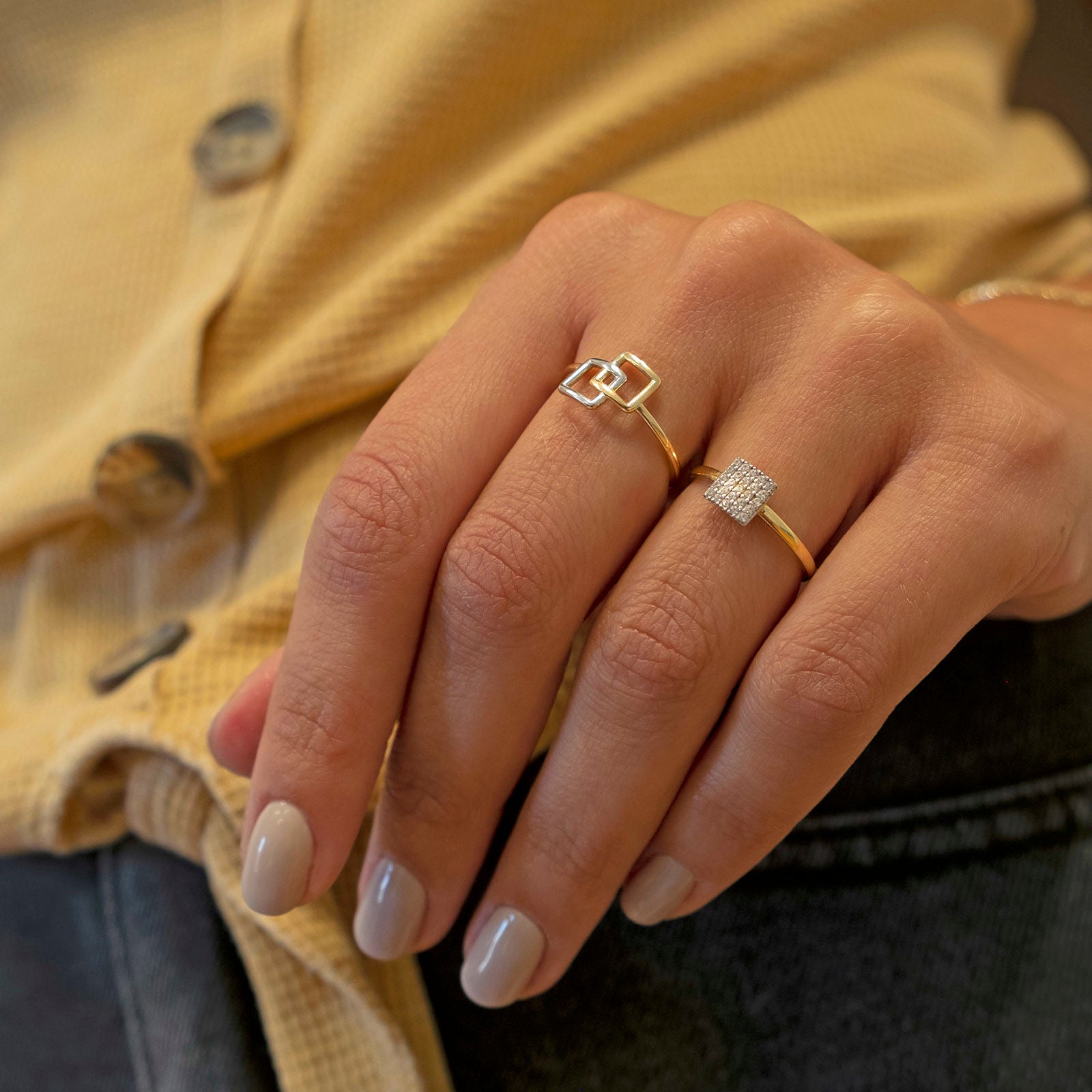 טבעת מזהב צהוב ולבן 14 קראט - ריבועי אליס טבעת מזהב צהוב ולבן 14 קראט - ריבועי אליס