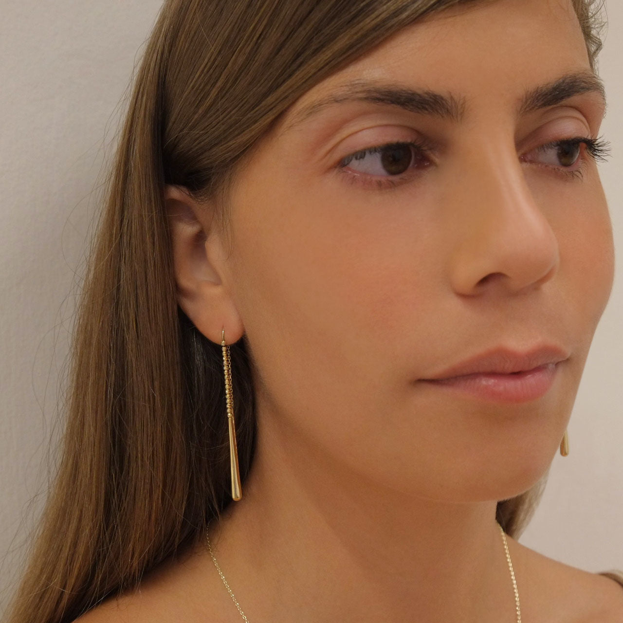 עגילים תלויים מזהב צהוב 14 קראט - ג'ולין עגילים תלויים מזהב צהוב 14 קראט - ג'ולין