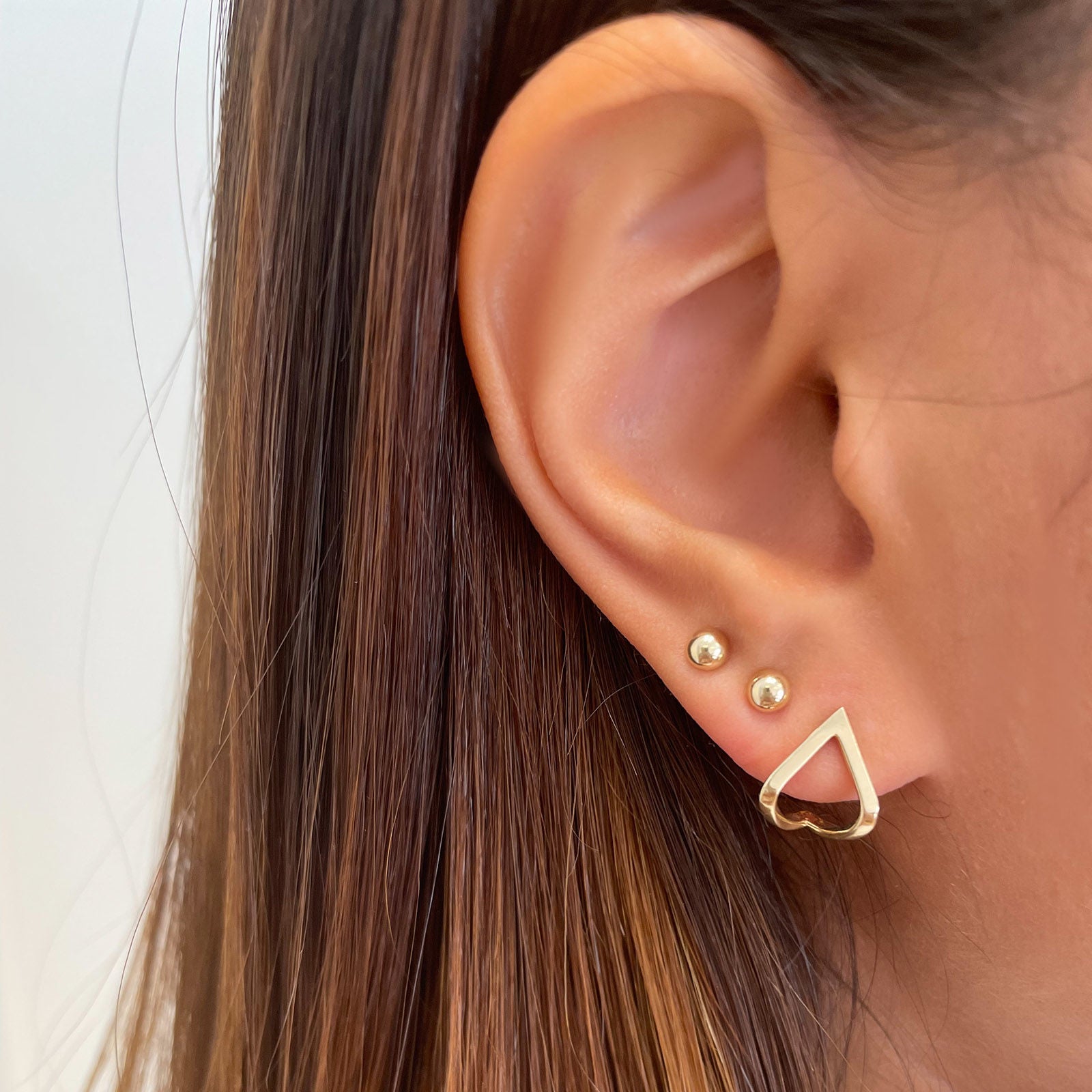 עגילים צמודים חובקים מזהב לבן  14 קראט - לגונה עגילים צמודים חובקים מזהב לבן  14 קראט - לגונה