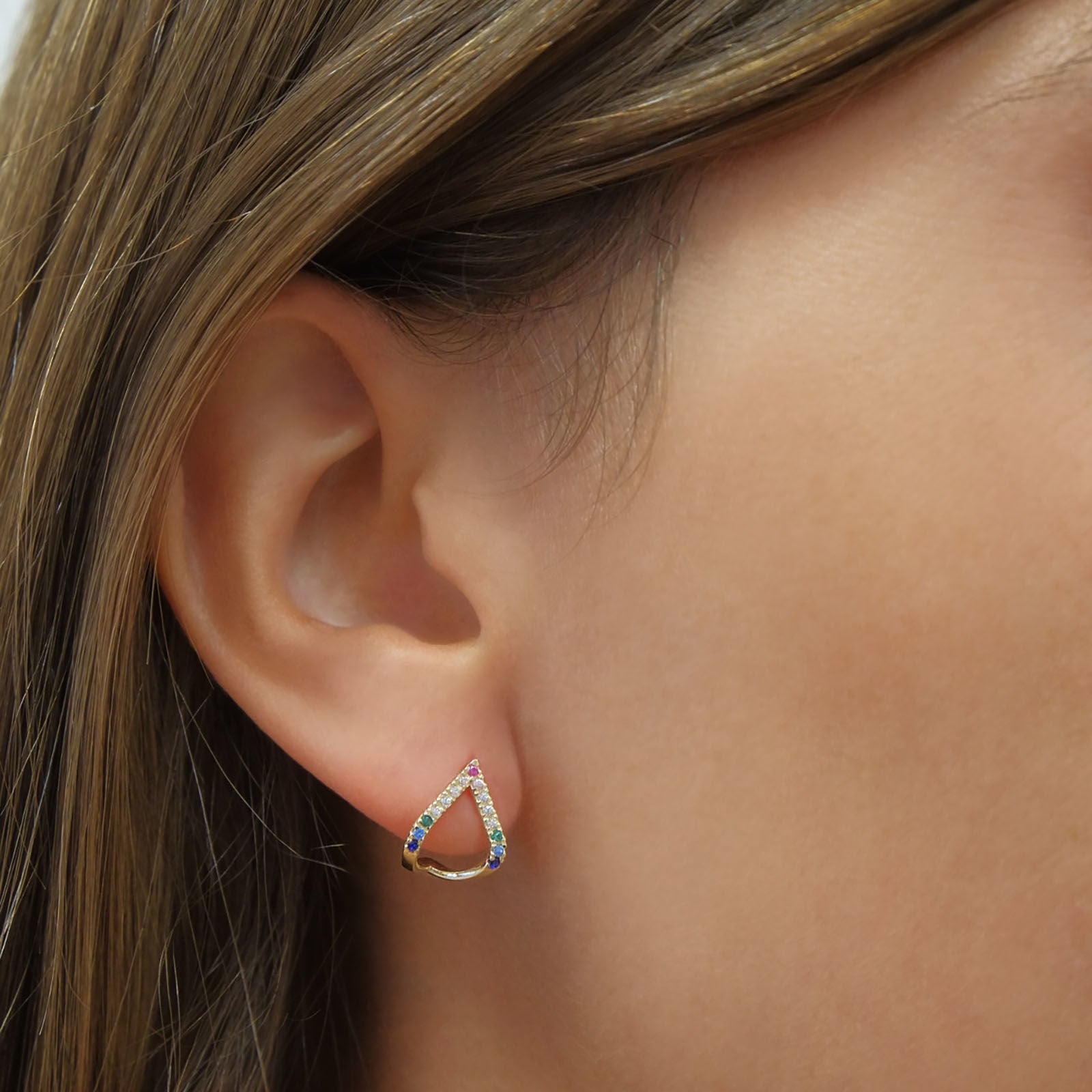 עגילים צמודים חובקים מזהב צהוב 14 קראט - לגונה כחולה עגילים צמודים חובקים מזהב צהוב 14 קראט - לגונה כחולה