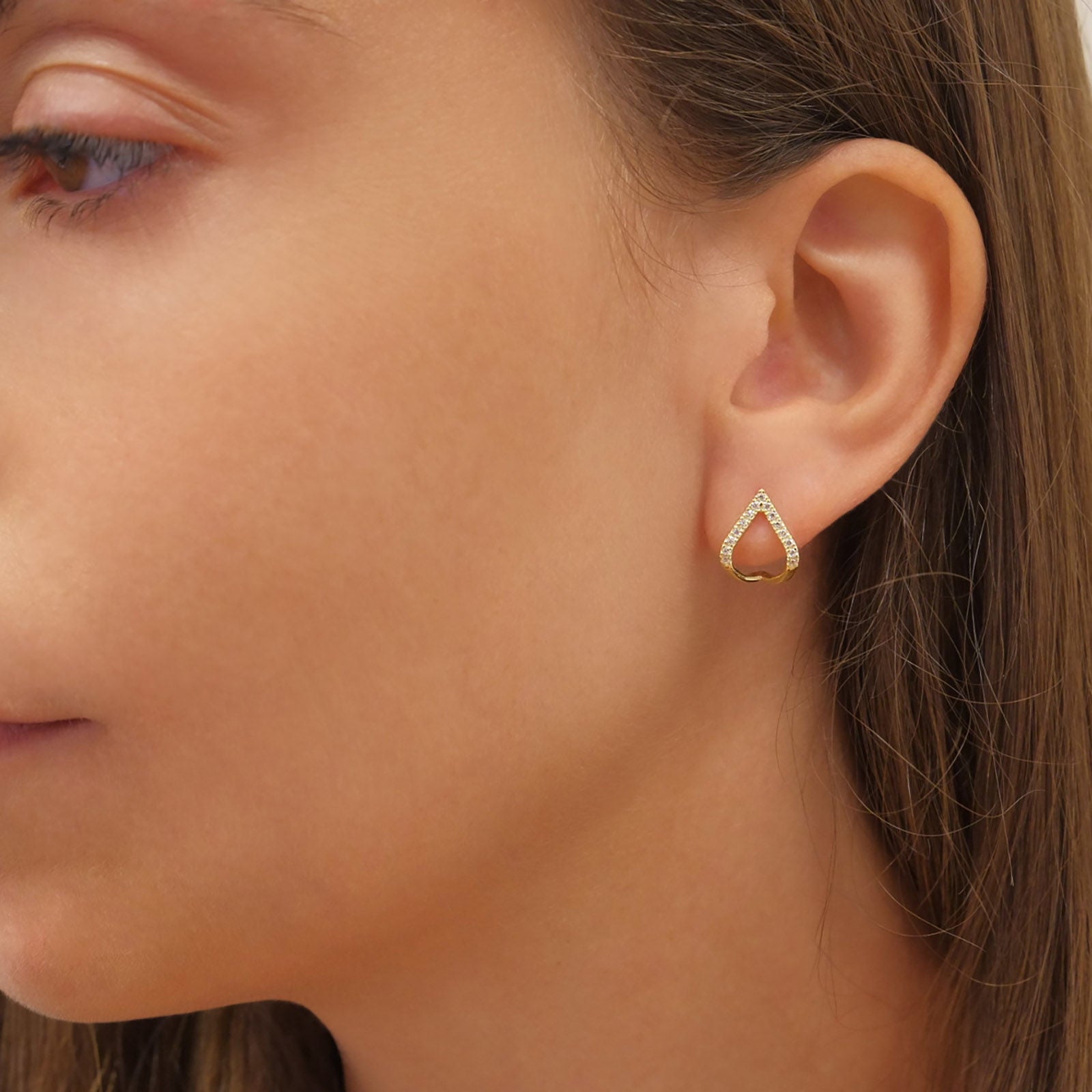 עגילי יהלומים חובקים מזהב צהוב 14 קראט - לגונה מנצנצת עגילי יהלומים חובקים מזהב צהוב 14 קראט - לגונה מנצנצת