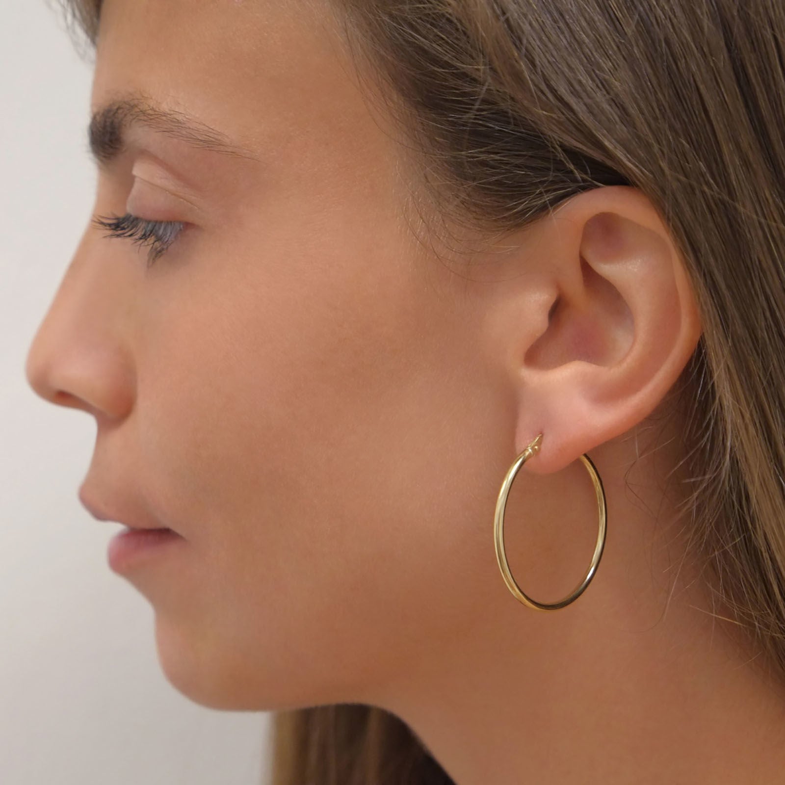 עגילי חישוק מזהב צהוב 14 קראט - L דק עגילי חישוק מזהב צהוב 14 קראט - L דק