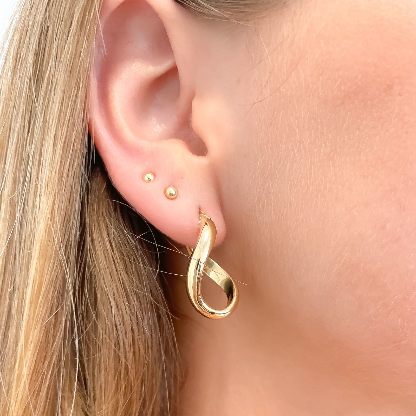 עגילי חישוק  מזהב צהוב 14 קראט - חישוק מפותל עגילי חישוק  מזהב צהוב 14 קראט - חישוק מפותל