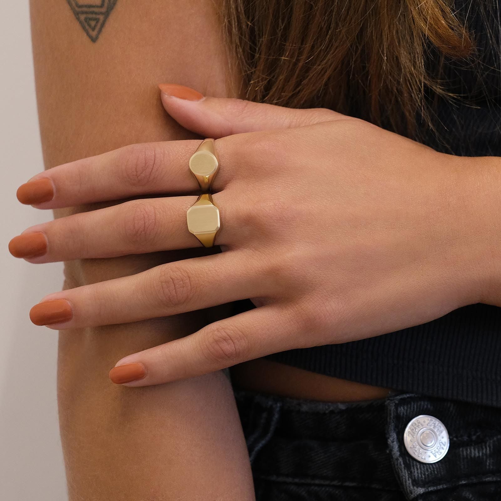 טבעת חותם מזהב צהוב 14 קראט - חותם עיגולי מט טבעת חותם מזהב צהוב 14 קראט - חותם עיגולי מט