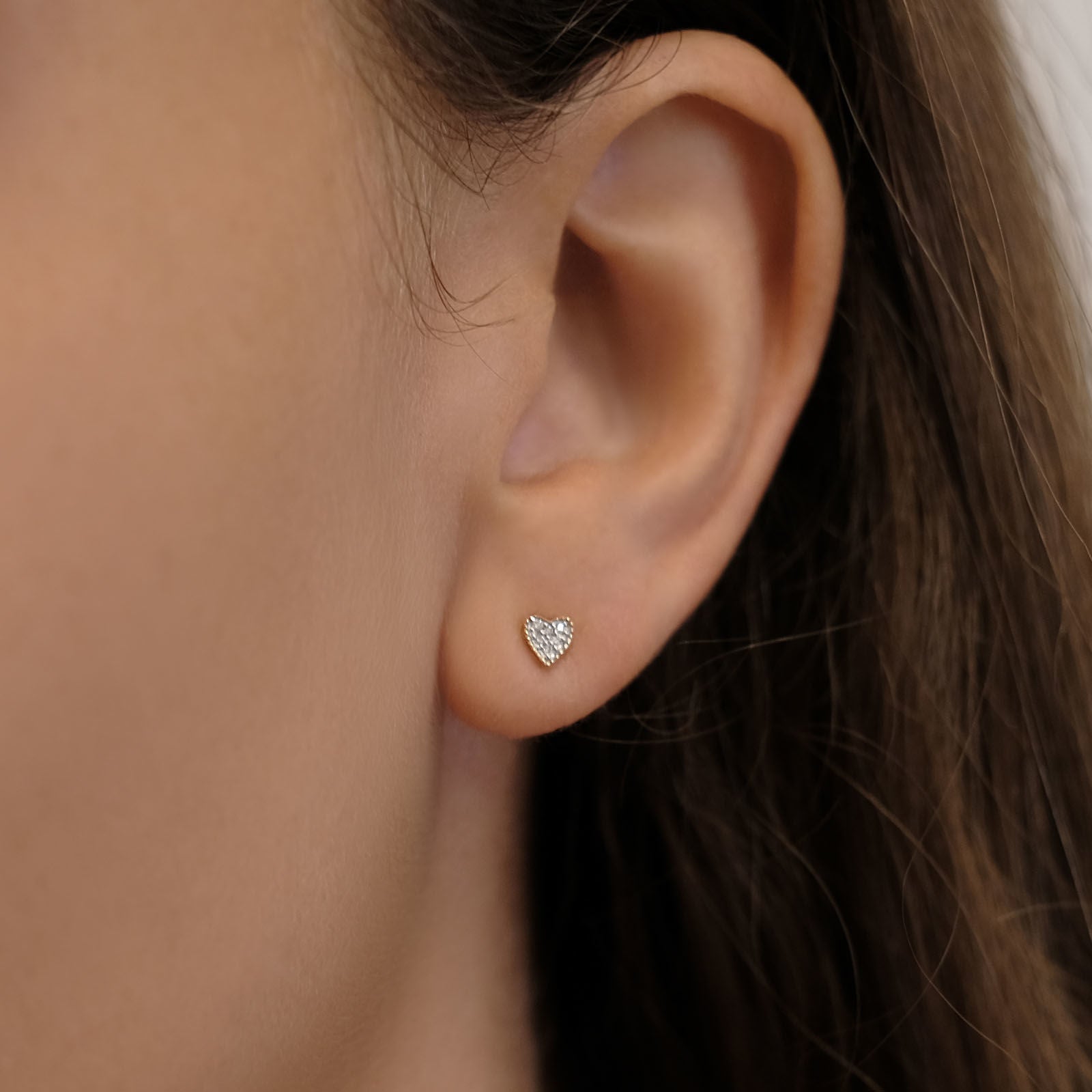 עגילי יהלומים צמודים מזהב צהוב 14 קראט - לב קלי עגילי יהלומים צמודים מזהב צהוב 14 קראט - לב קלי