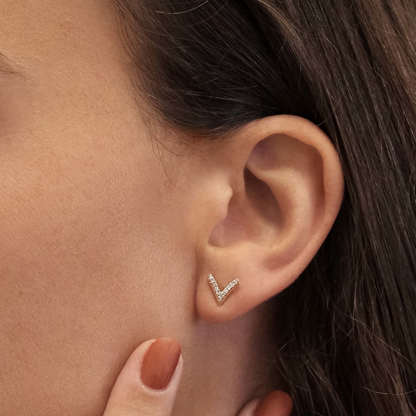 עגילי יהלומים צמודים מזהב צהוב 14 קראט - וי יהלומים עגילי יהלומים צמודים מזהב צהוב 14 קראט - וי יהלומים