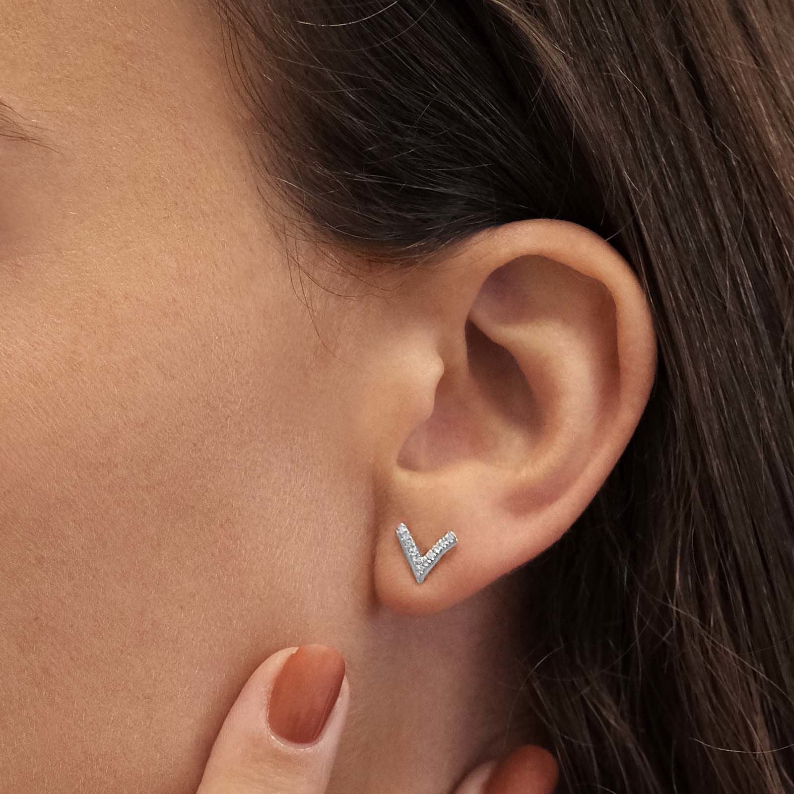 עגילי יהלומים צמודים מזהב לבן 14 קראט - וי יהלומים עגילי יהלומים צמודים מזהב לבן 14 קראט - וי יהלומים