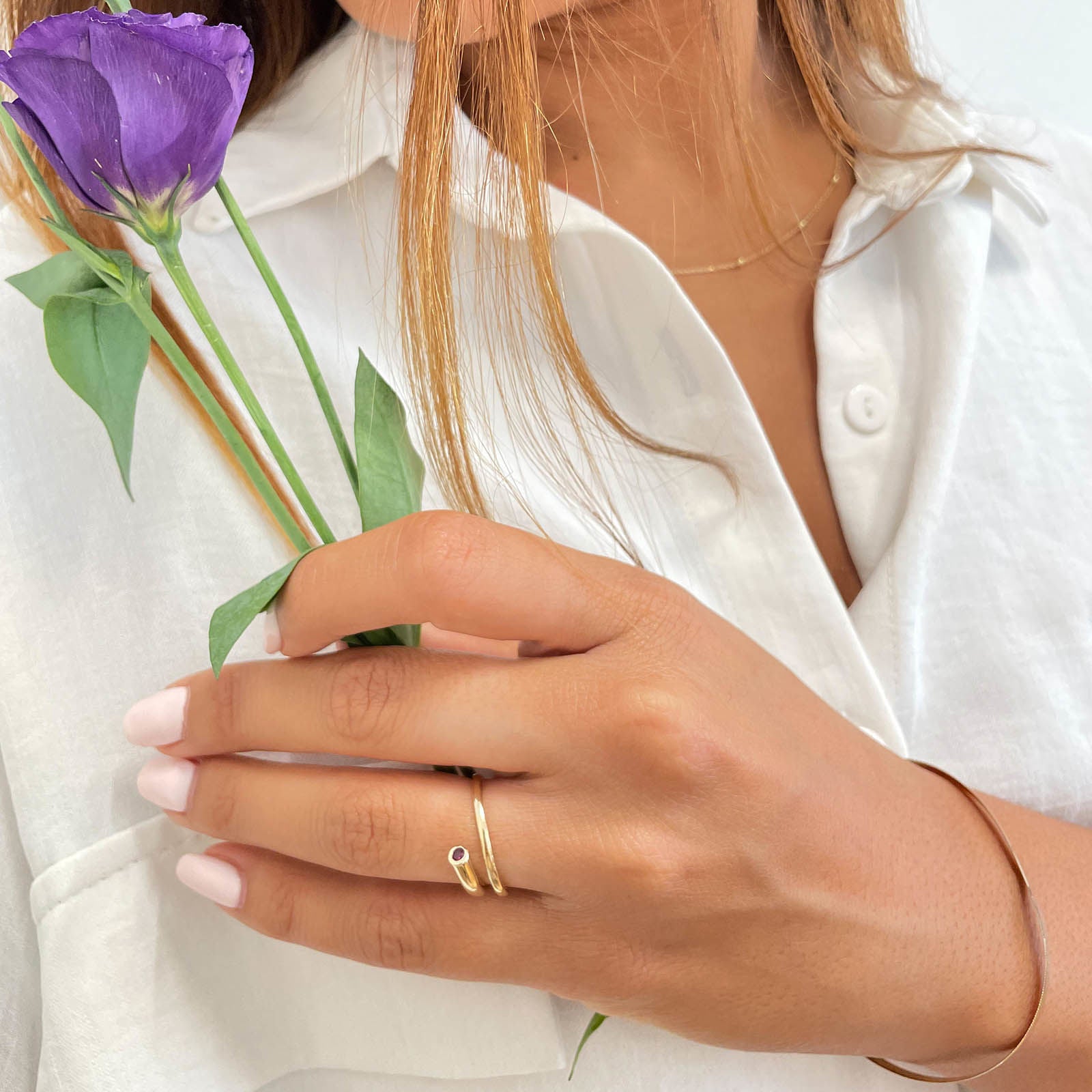 טבעת לנשים מזהב צהוב 14 קראט - ספירלה אדומה טבעת לנשים מזהב צהוב 14 קראט - ספירלה אדומה