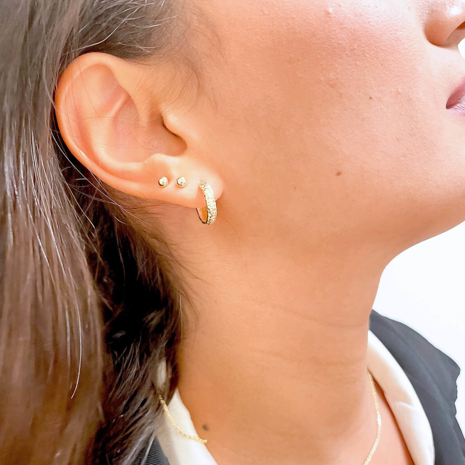 עגילי חישוק לנשים מזהב צהוב 14 קראט - חישוק חריטת יהלום קטן עגילי חישוק לנשים מזהב צהוב 14 קראט - חישוק חריטת יהלום קטן