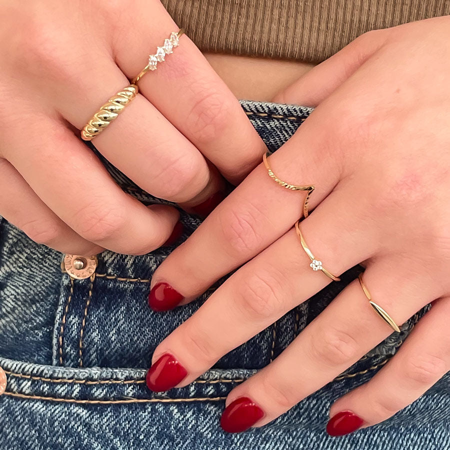 טבעת לנשים מזהב צהוב 14 קראט - חותם צר טבעת לנשים מזהב צהוב 14 קראט - חותם צר