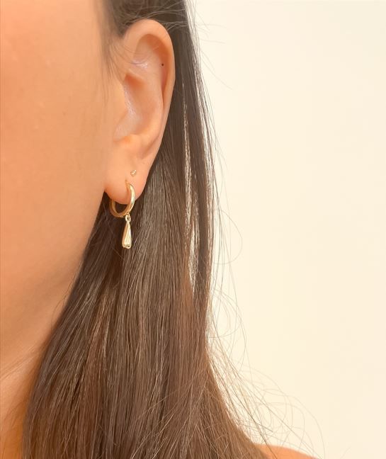 עגילי חישוק צארם מזהב צהוב 14 קראט - צ'ארם טיפה עגילי חישוק צארם מזהב צהוב 14 קראט - צ'ארם טיפה