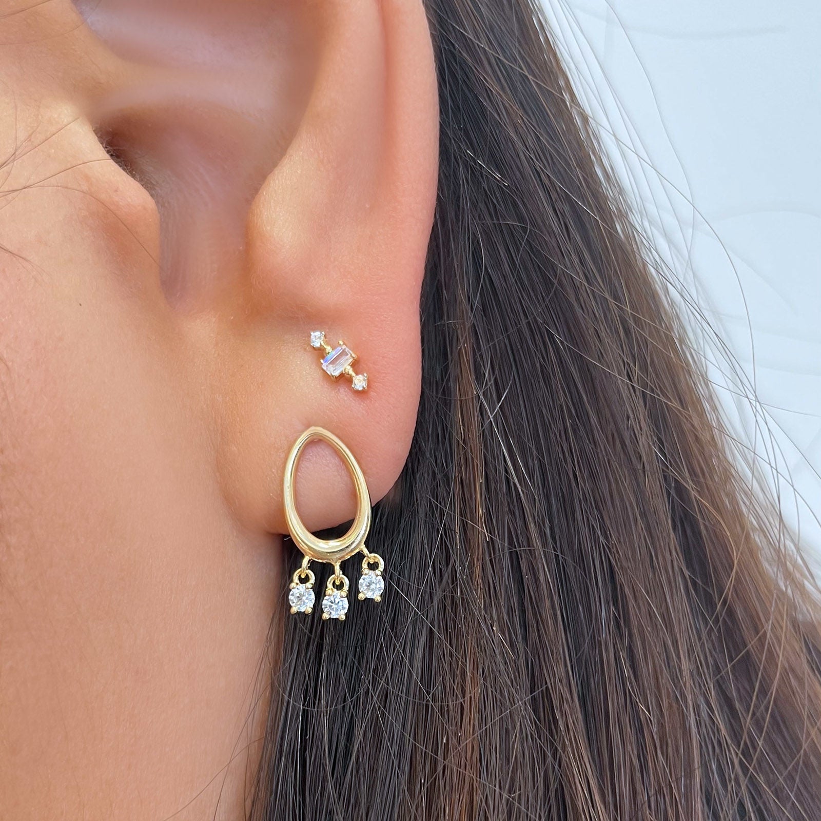 עגילים צמודים מזהב צהוב 14 קראט - גרייס מנצנץ עגילים צמודים מזהב צהוב 14 קראט - גרייס מנצנץ