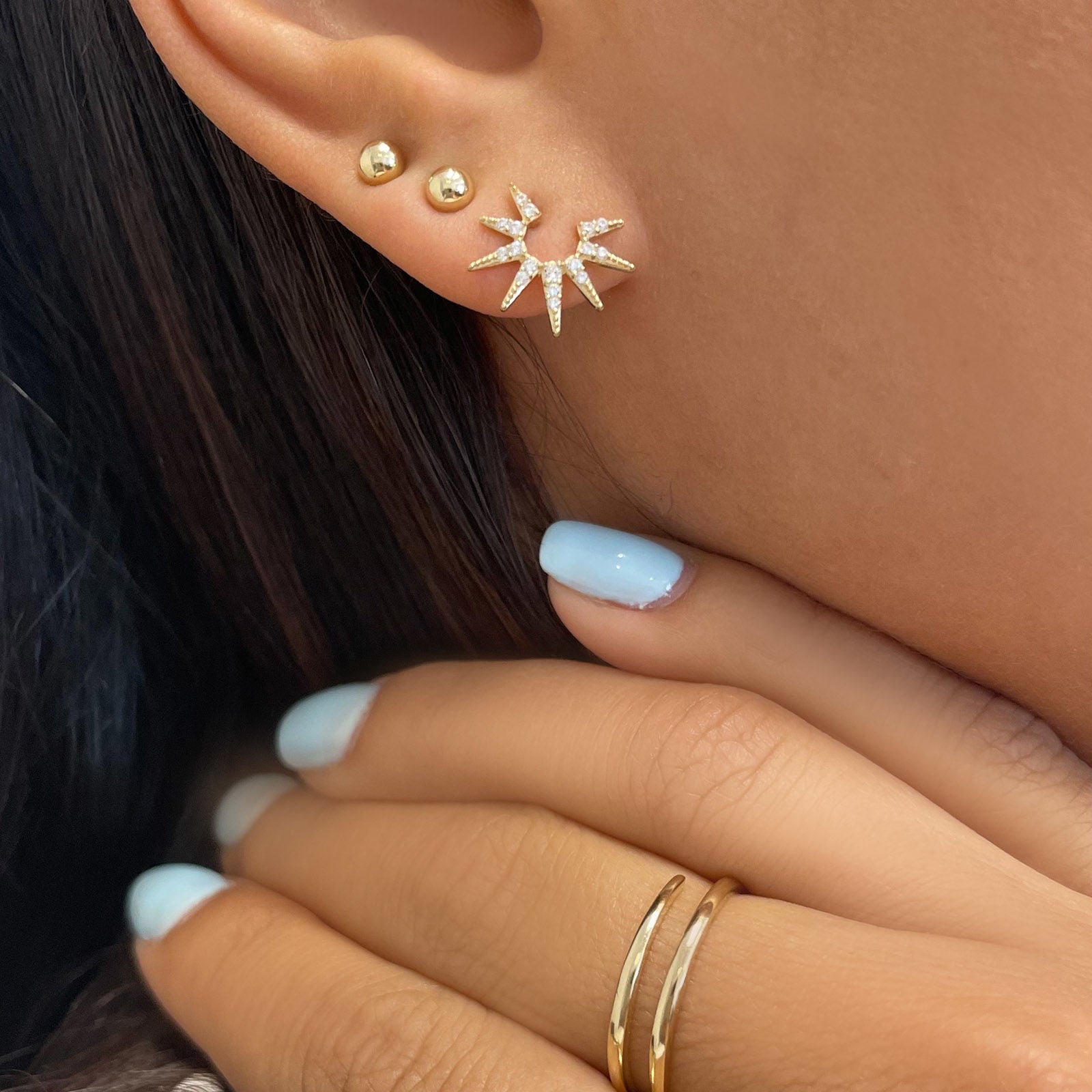 עגילים צמודים מזהב צהוב 14 קראט - שמש מנצנצת עגילים צמודים מזהב צהוב 14 קראט - שמש מנצנצת