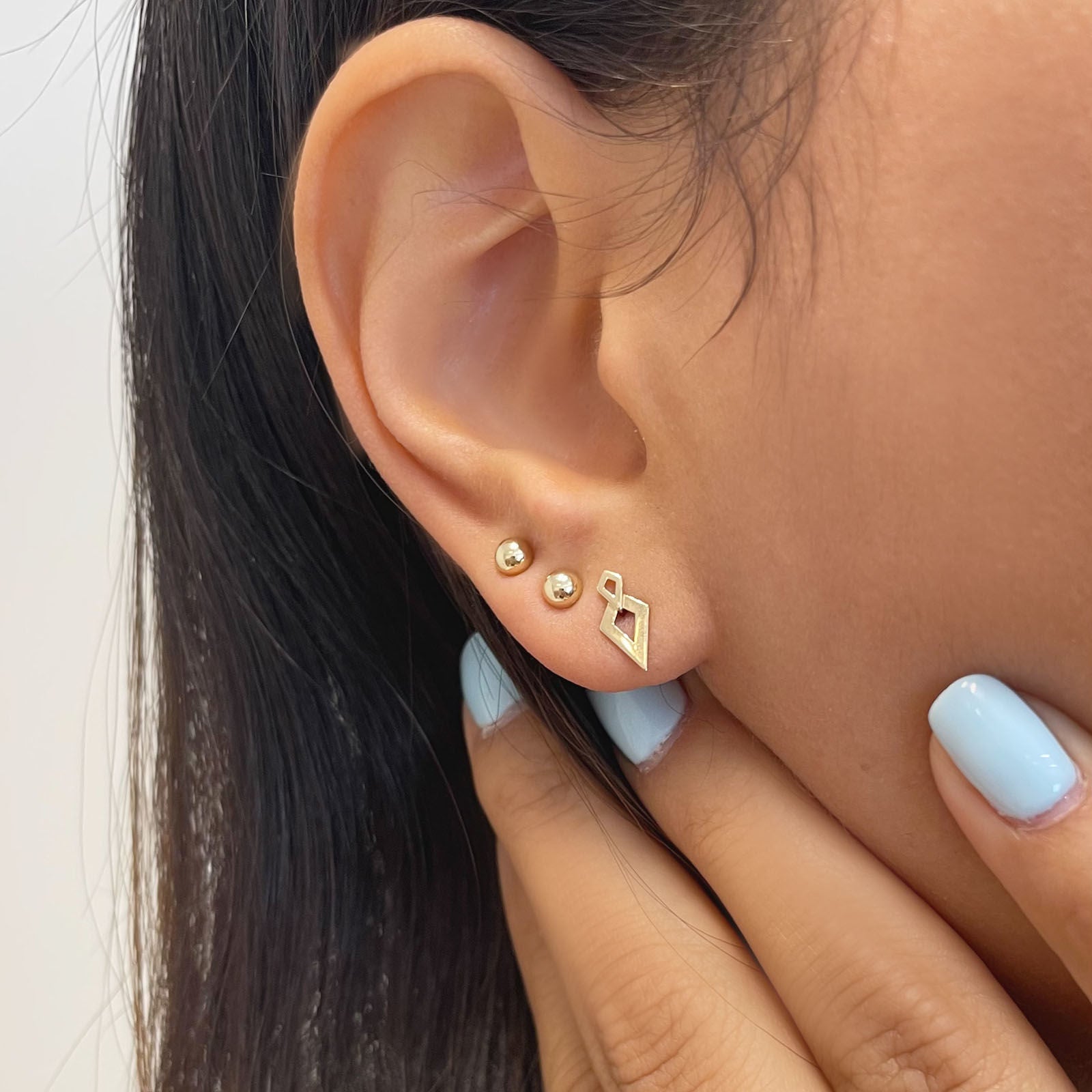 עגילים צמודים מזהב צהוב 14 קראט - טאו עגילים צמודים מזהב צהוב 14 קראט - טאו