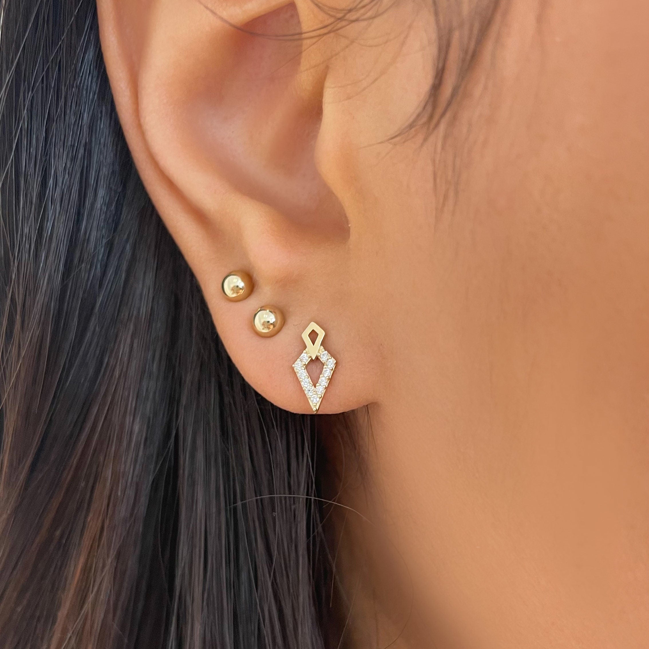 עגילים צמודים מזהב צהוב 14 קראט - טאו מנצנץ עגילים צמודים מזהב צהוב 14 קראט - טאו מנצנץ