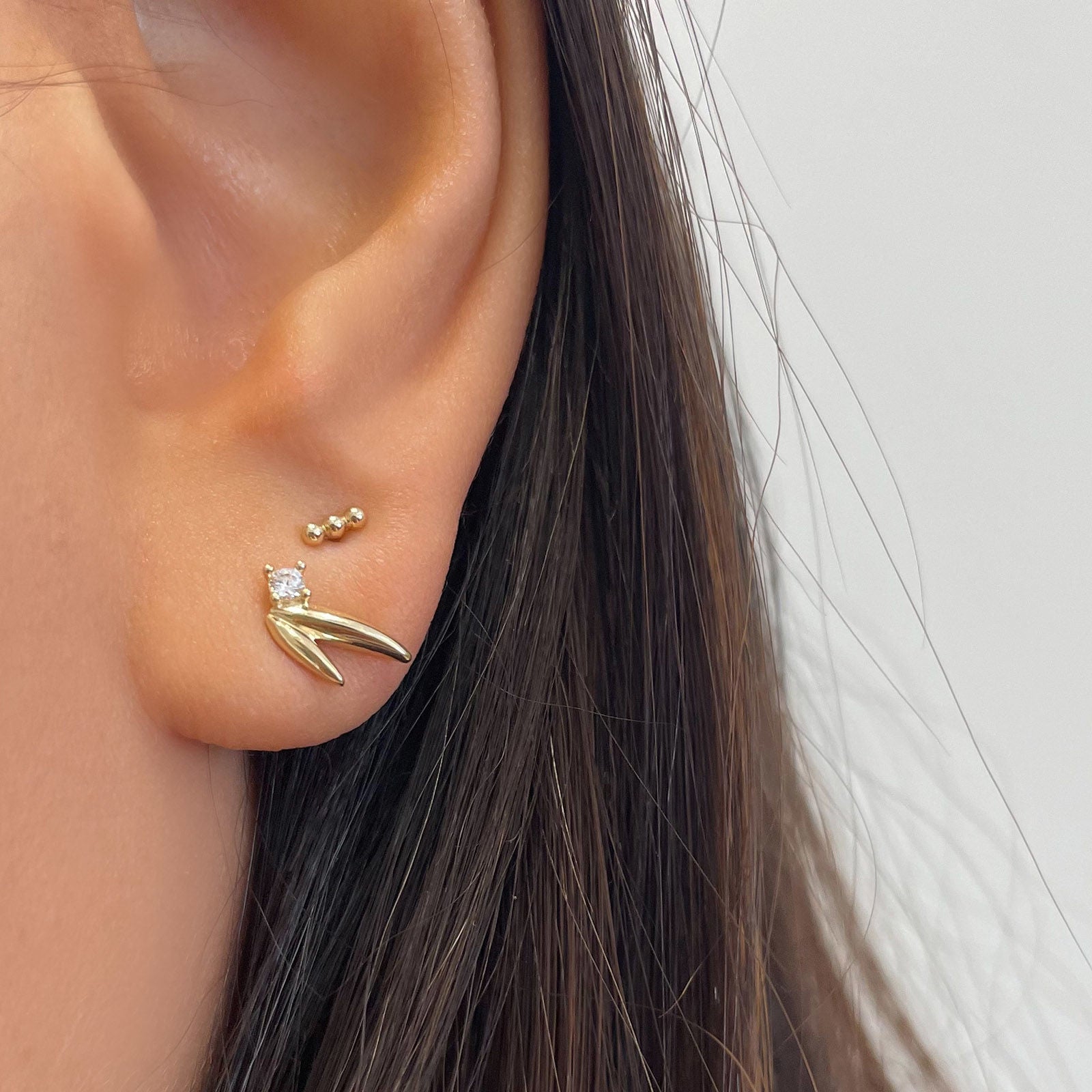 עגילים צמודים מזהב צהוב 14 קראט - בלום עגילים צמודים מזהב צהוב 14 קראט - בלום