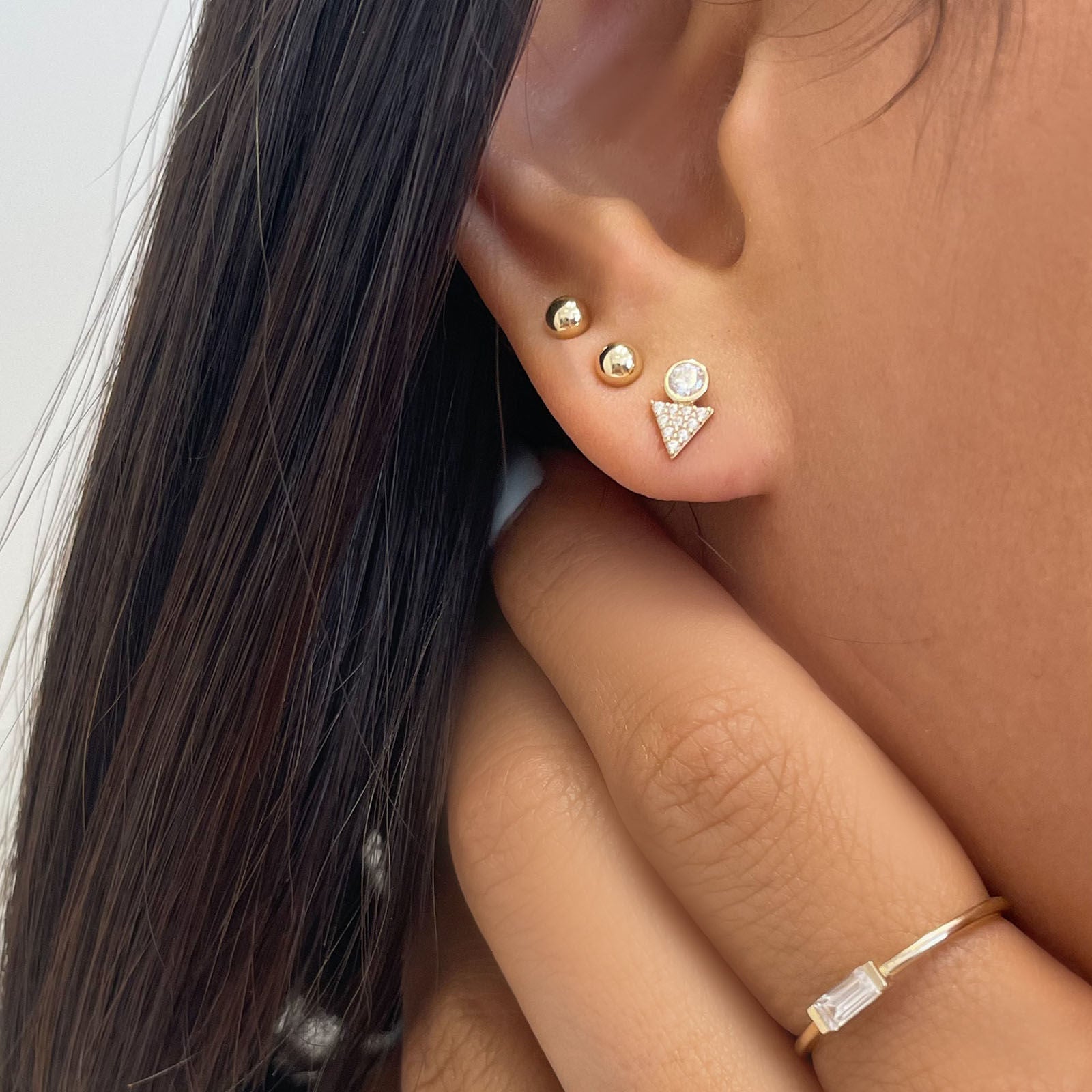 עגילים צמודים מזהב צהוב 14 קראט - טורונטו עגילים צמודים מזהב צהוב 14 קראט - טורונטו