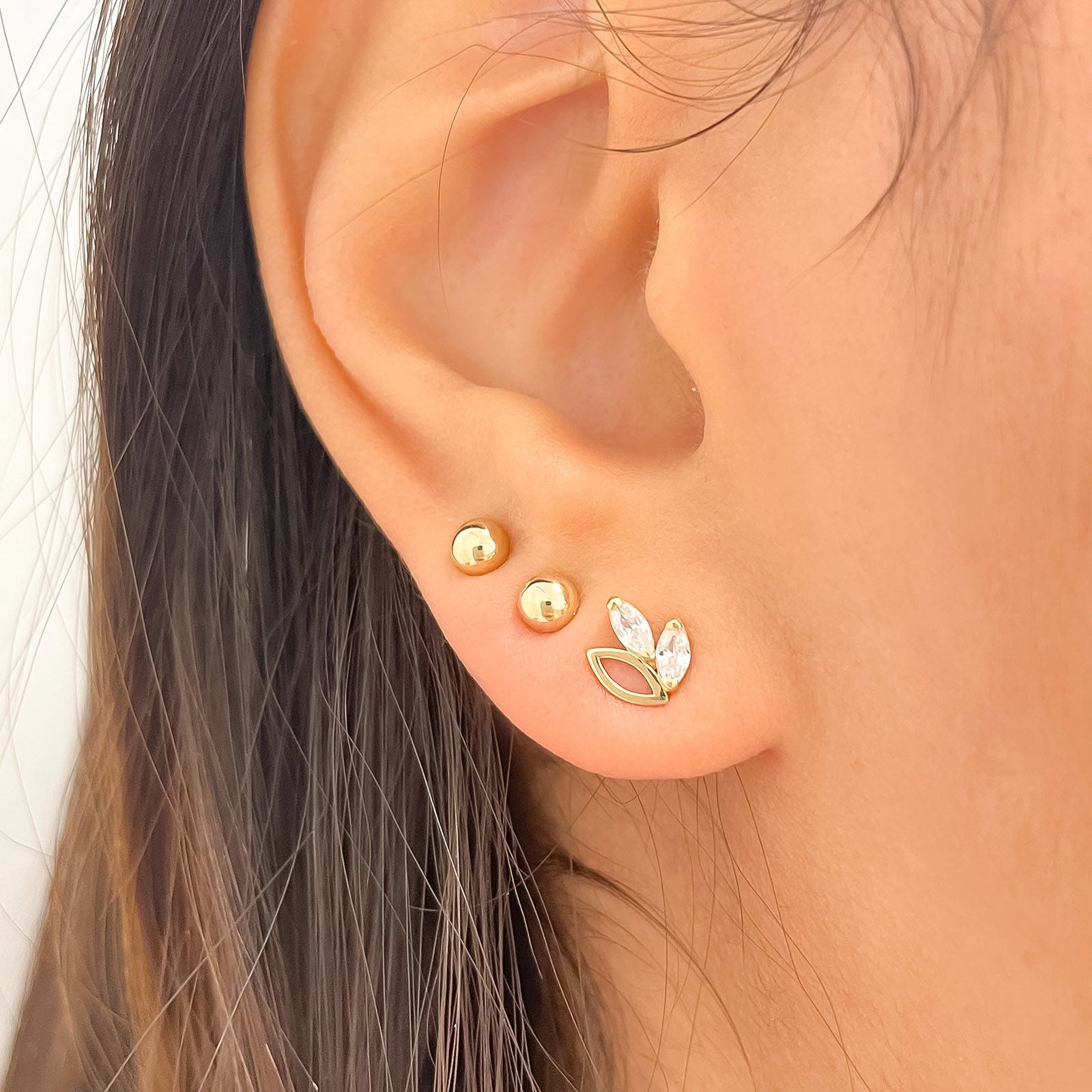 עגילים צמודים מזהב צהוב 14 קראט - לוטוס עגילים צמודים מזהב צהוב 14 קראט - לוטוס