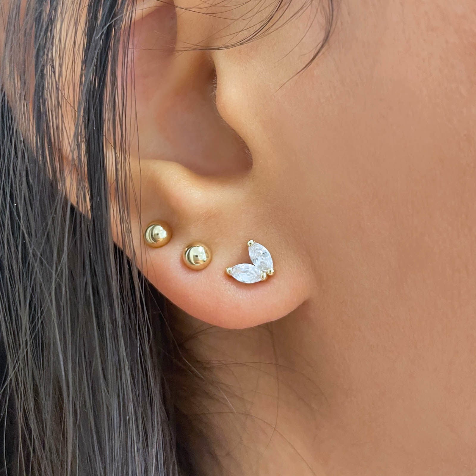 עגילים צמודים מזהב צהוב 14 קראט - ניס עגילים צמודים מזהב צהוב 14 קראט - ניס