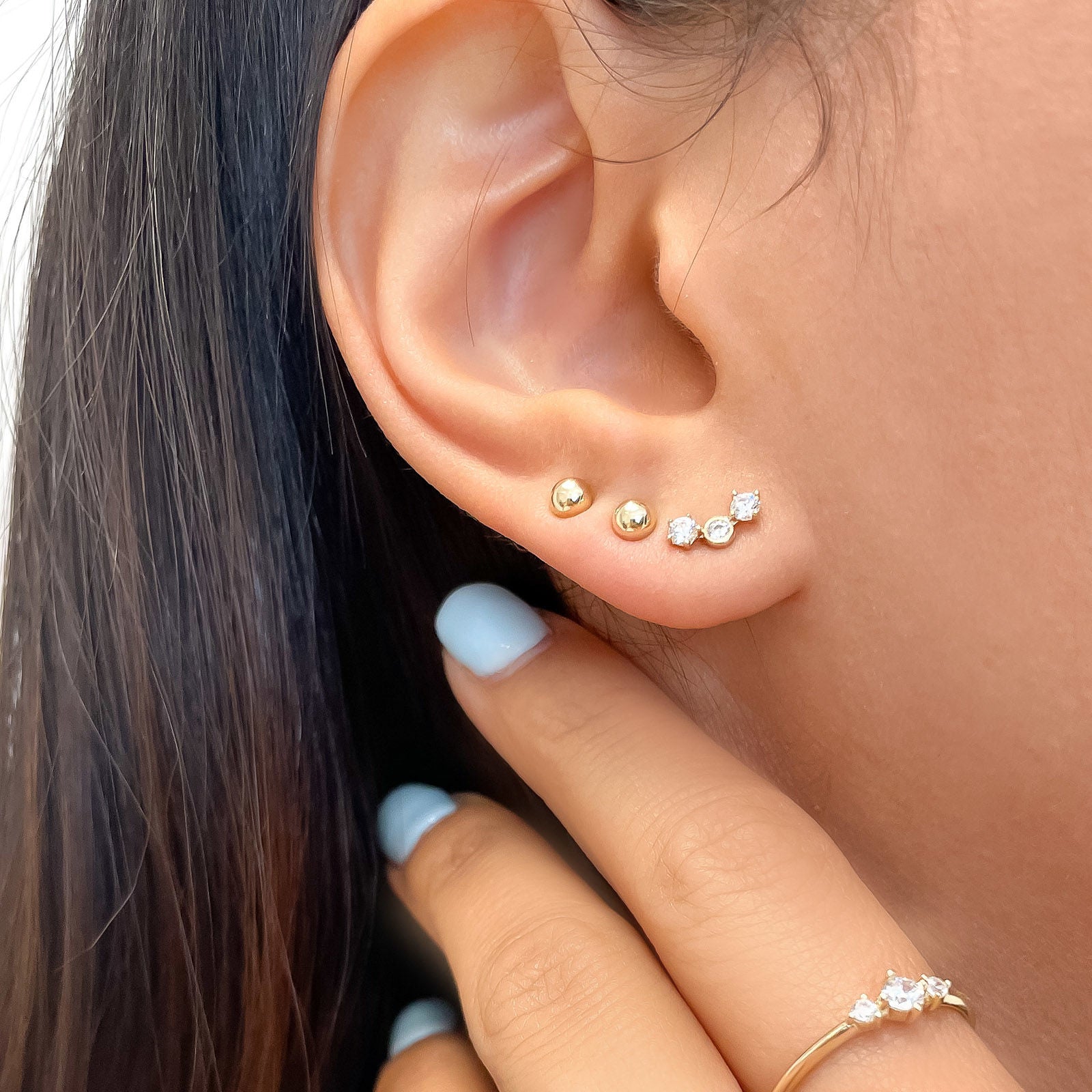 עגילים צמודים מזהב צהוב 14 קראט - לוסי עגילים צמודים מזהב צהוב 14 קראט - לוסי