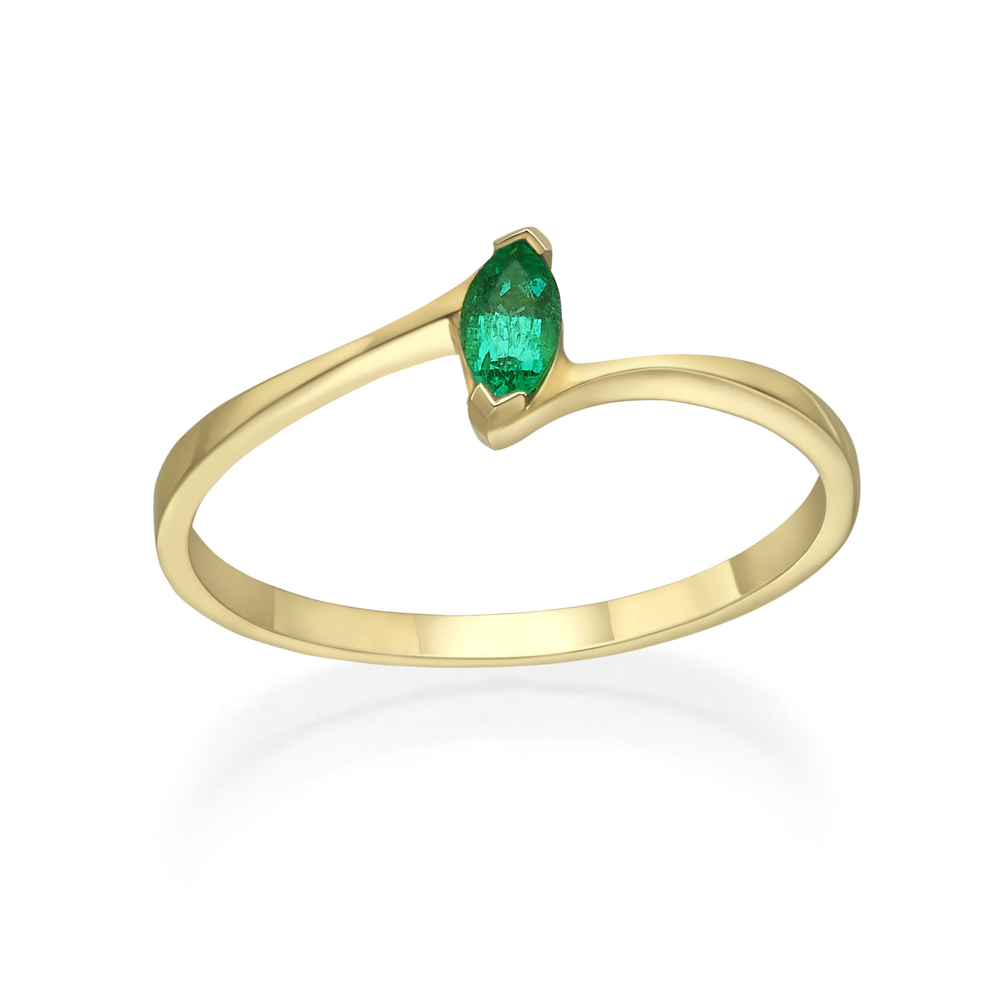 טבעת אמרלד מזהב צהוב 14 קראט - פייטון ירוקה טבעת אמרלד מזהב צהוב 14 קראט - פייטון ירוקה