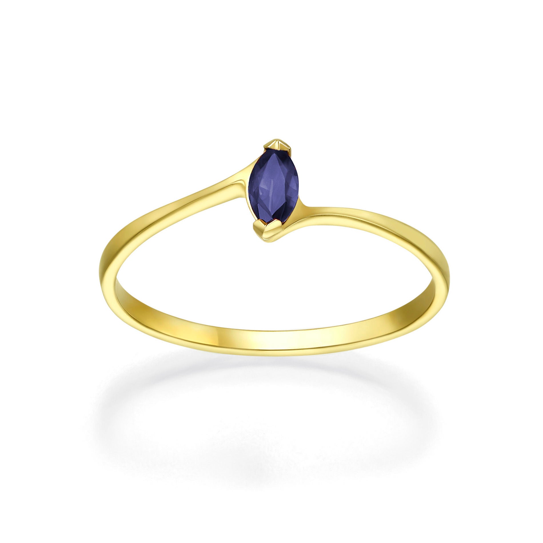 טבעת ספיר מזהב צהוב 14 קראט - פייטון כחולה טבעת ספיר מזהב צהוב 14 קראט - פייטון כחולה