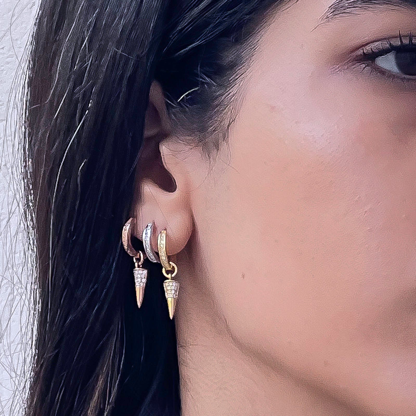 עגילי צ'ארם לאישה מזהב צהוב 14 קראט - צ'ארם ניט מנצנץ עגילי צ'ארם לאישה מזהב צהוב 14 קראט - צ'ארם ניט מנצנץ