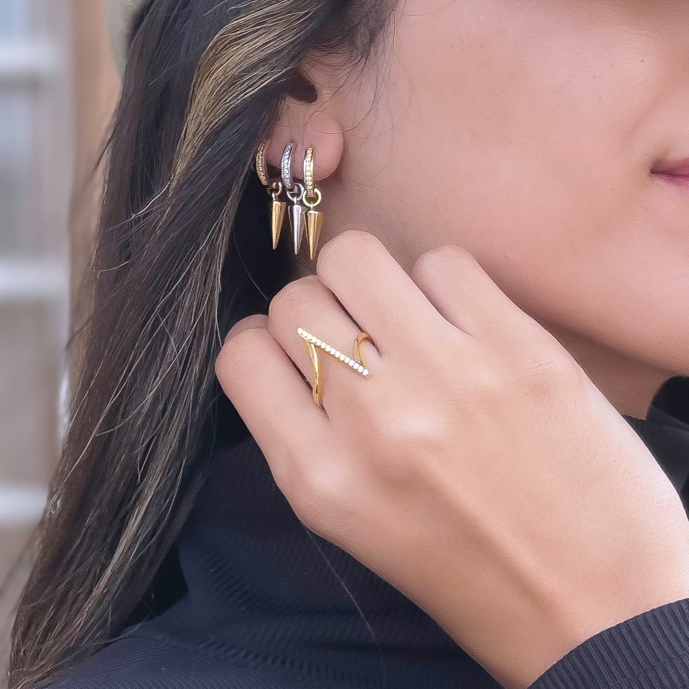 עגילי צ'ארם לאישה מזהב צהוב 14 קראט - צ'ארם ניט עגילי צ'ארם לאישה מזהב צהוב 14 קראט - צ'ארם ניט