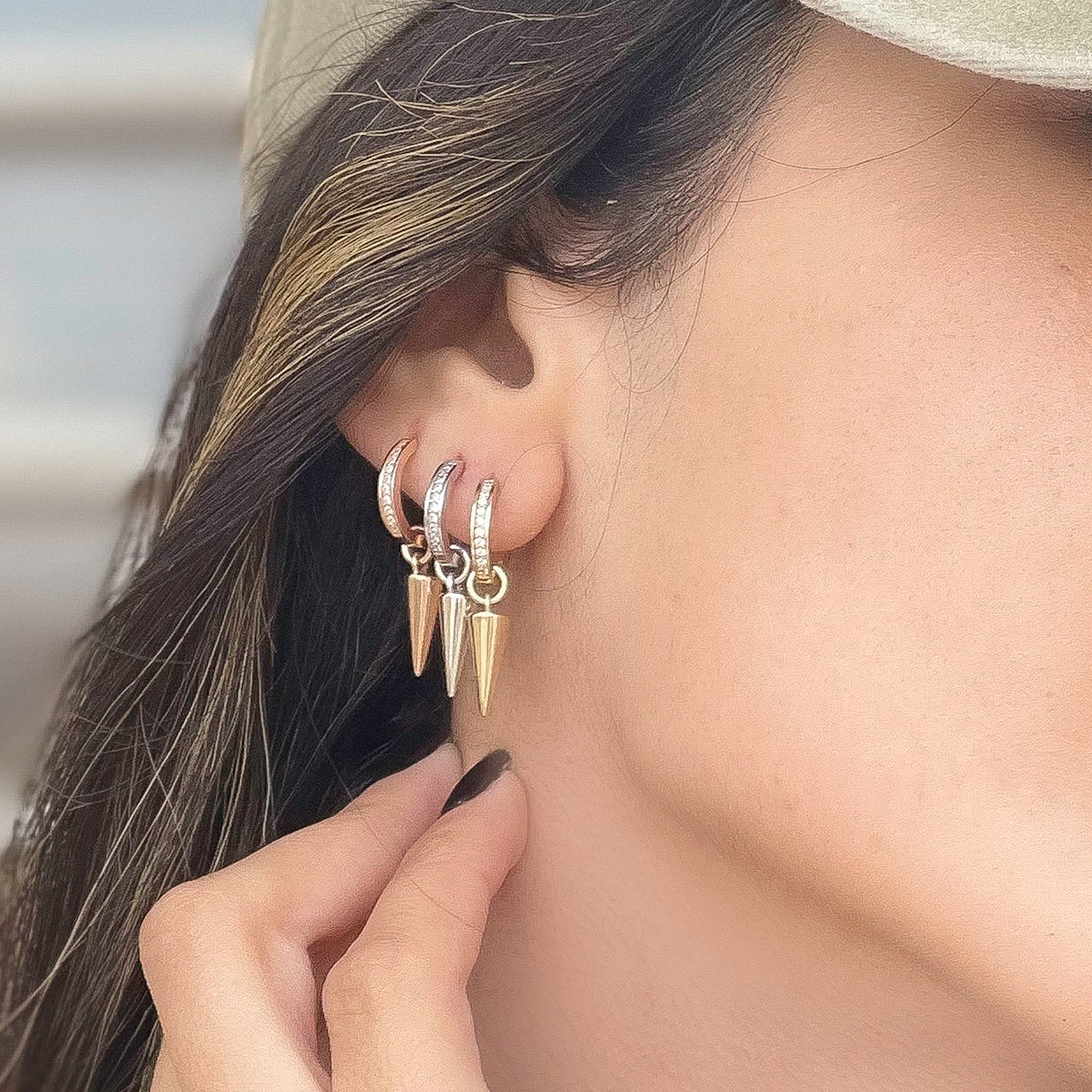 עגילי צ'ארם לאישה מזהב לבן 14 קראט - צ'ארם ניט עגילי צ'ארם לאישה מזהב לבן 14 קראט - צ'ארם ניט