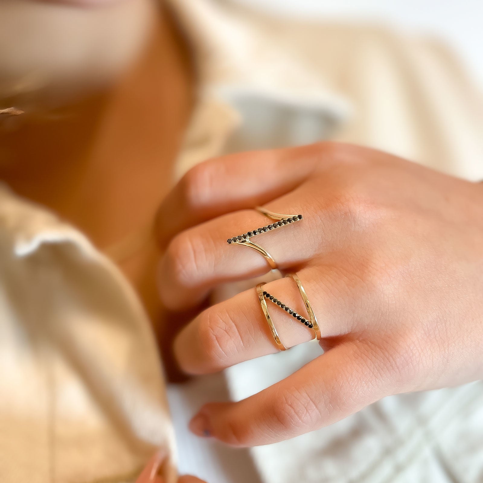 טבעת לנשים מזהב צהוב 14 קראט - ריבר שחורה טבעת לנשים מזהב צהוב 14 קראט - ריבר שחורה